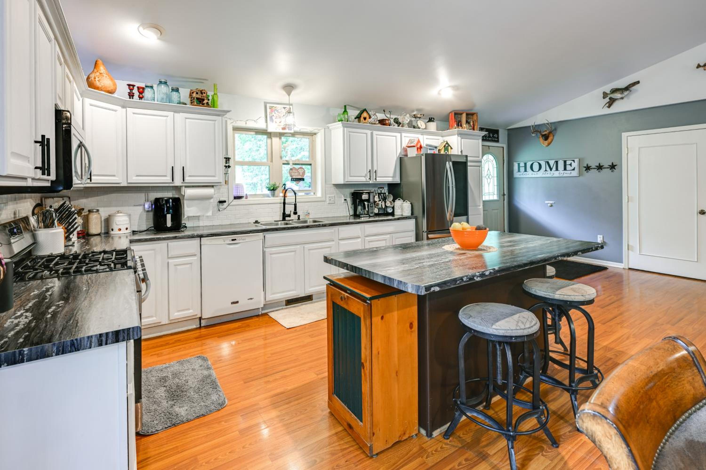 Pet Friendly Cabin with Hot Tub 5 mi to River