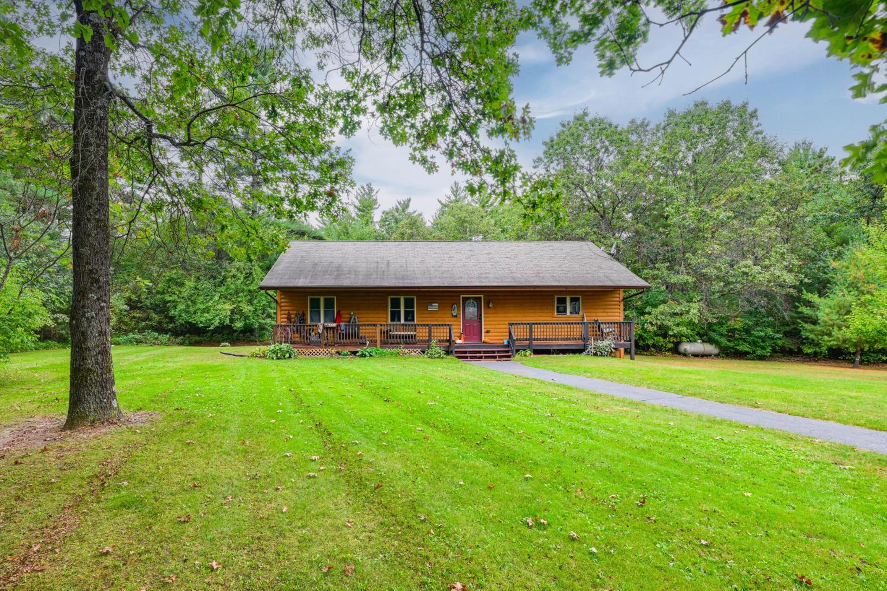 Pet Friendly Cabin with Hot Tub 5 mi to River
