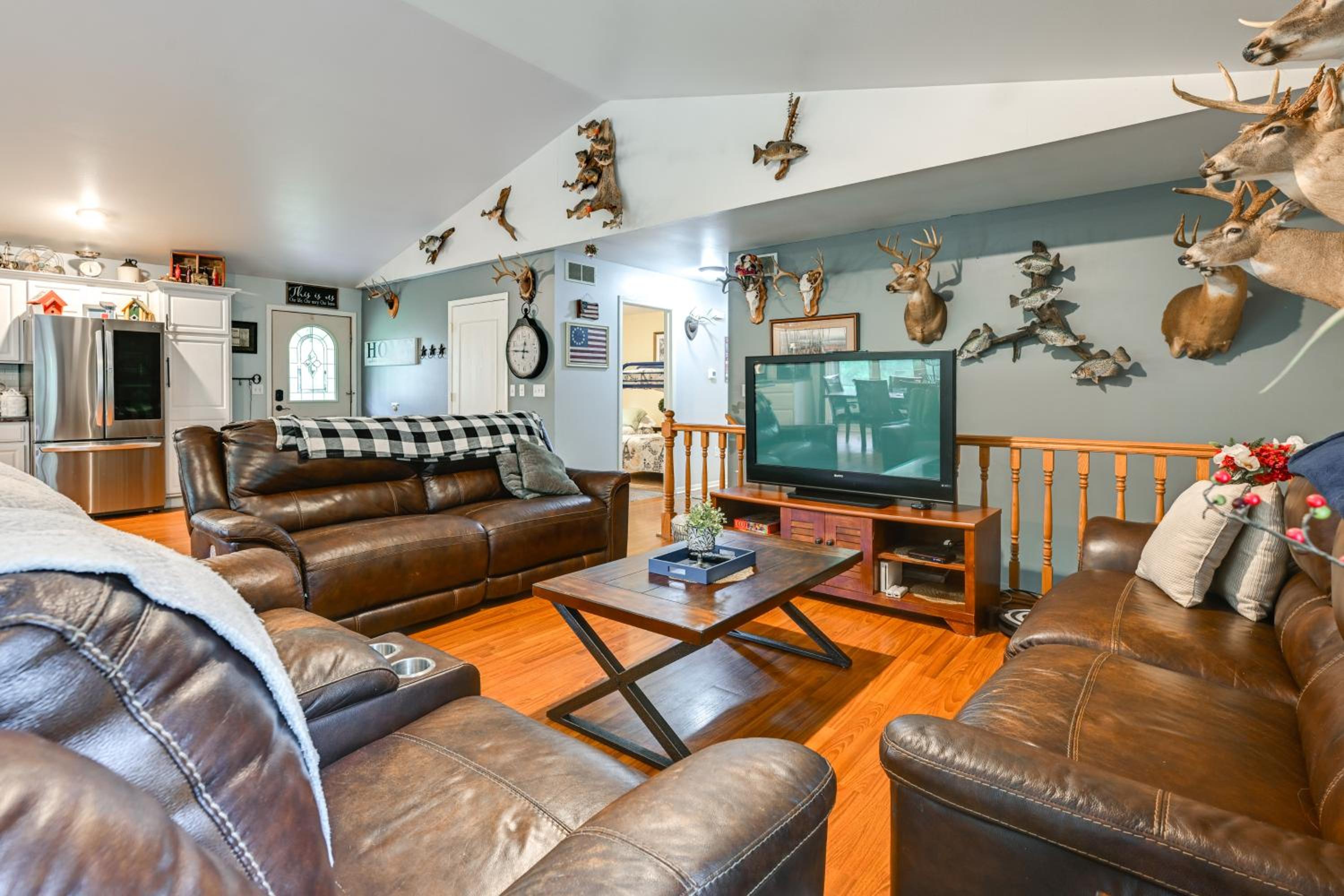 Pet Friendly Cabin with Hot Tub 5 mi to River