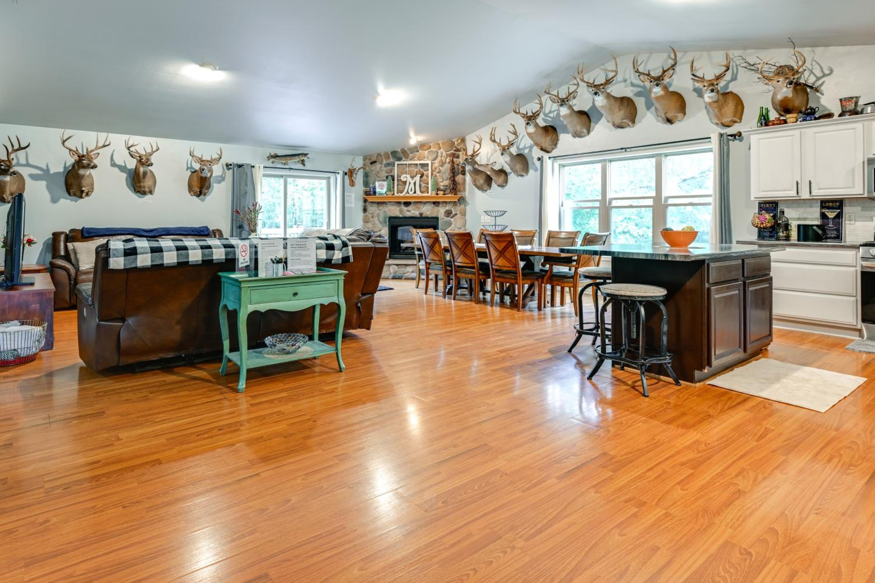 Pet Friendly Cabin with Hot Tub 5 mi to River