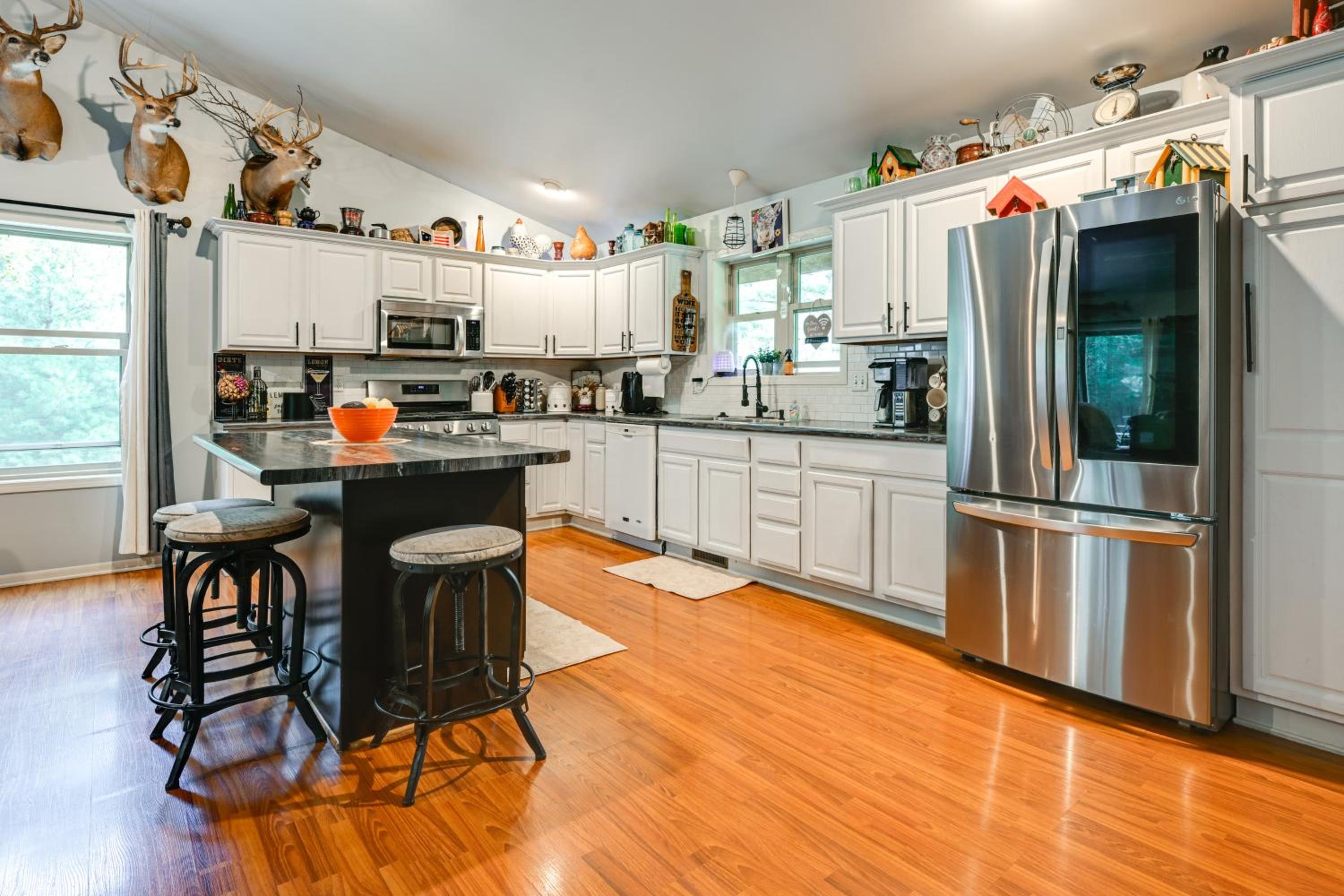 Pet Friendly Cabin with Hot Tub 5 mi to River