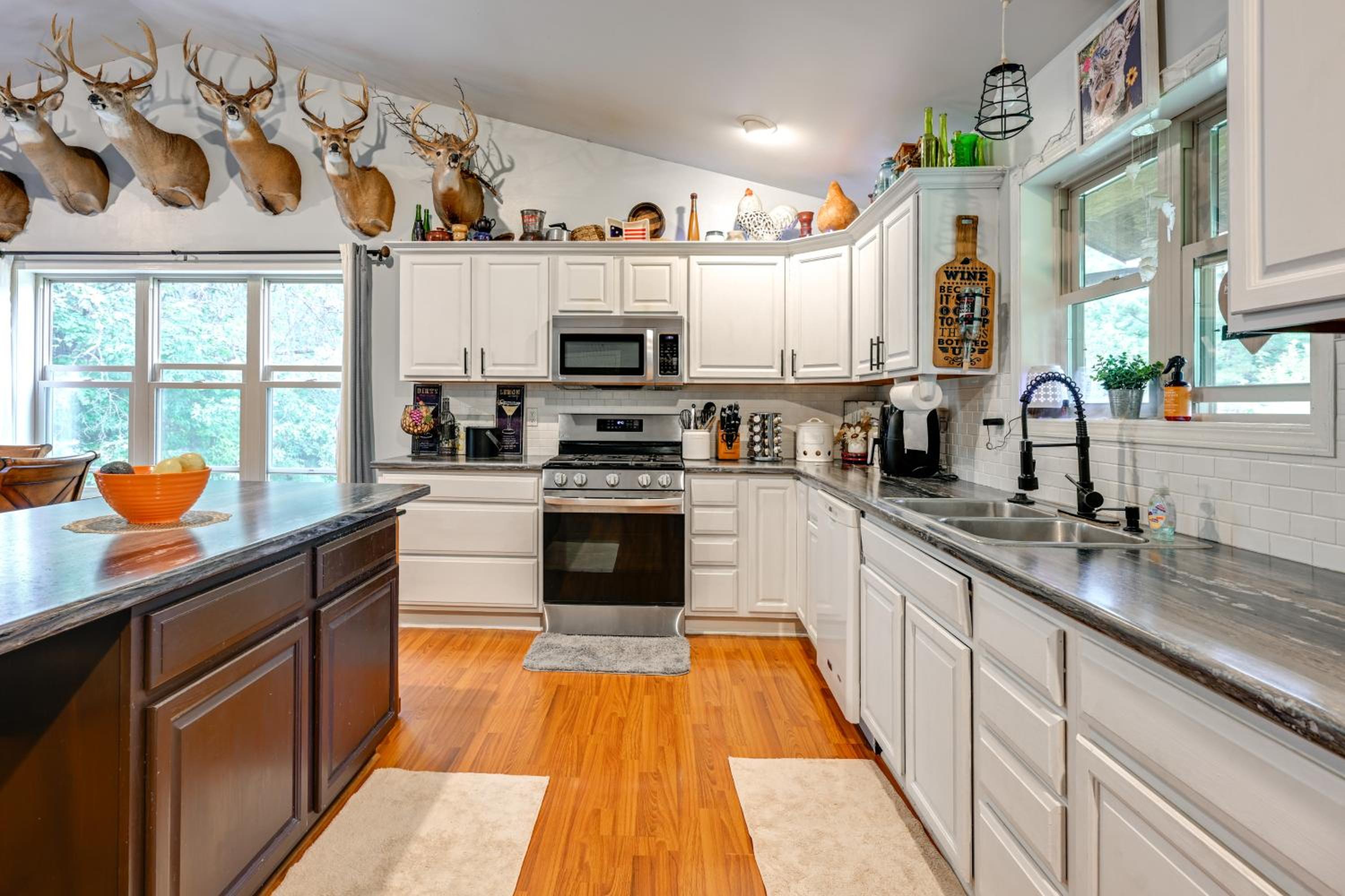 Pet Friendly Cabin with Hot Tub 5 mi to River
