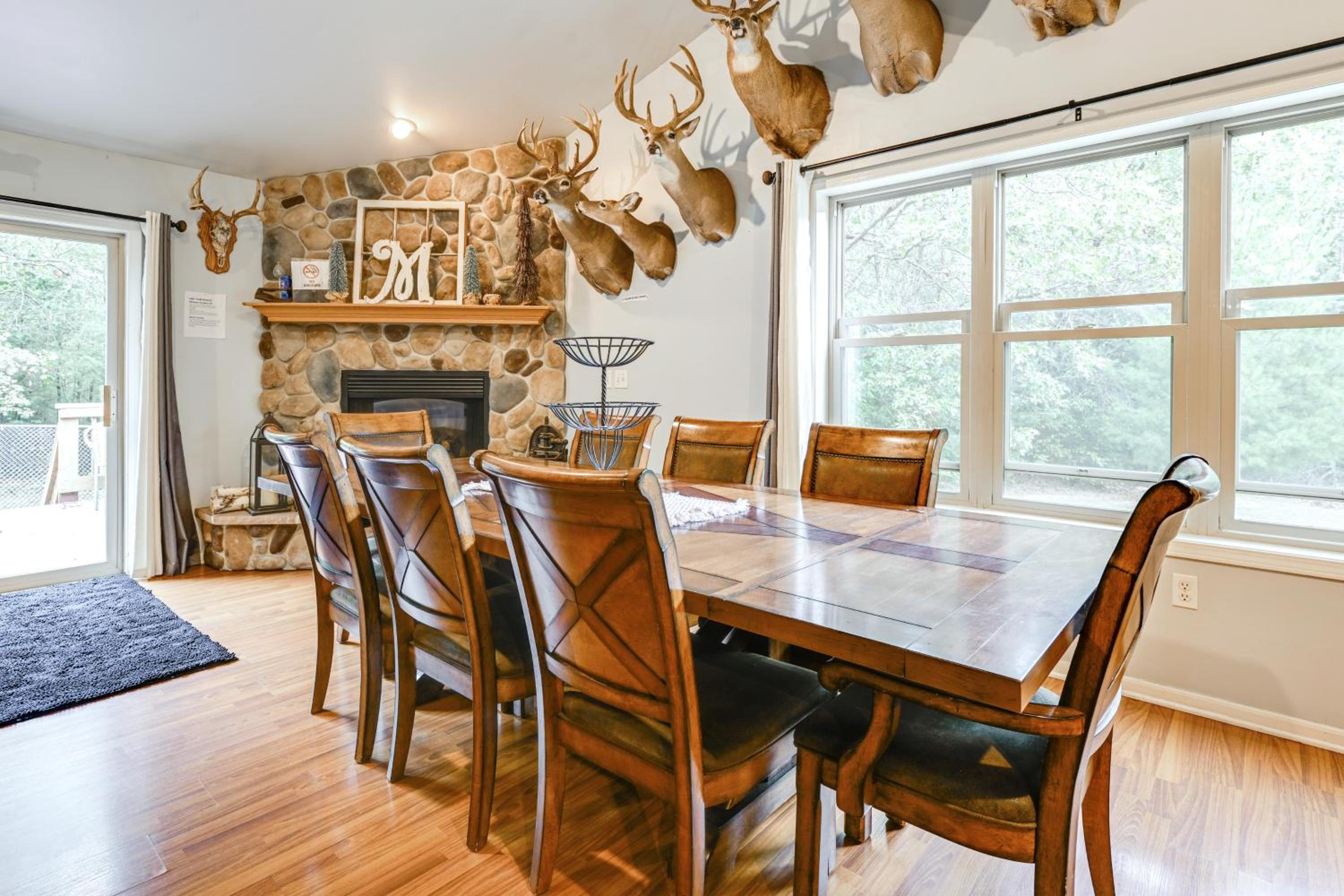 Pet Friendly Cabin with Hot Tub 5 mi to River
