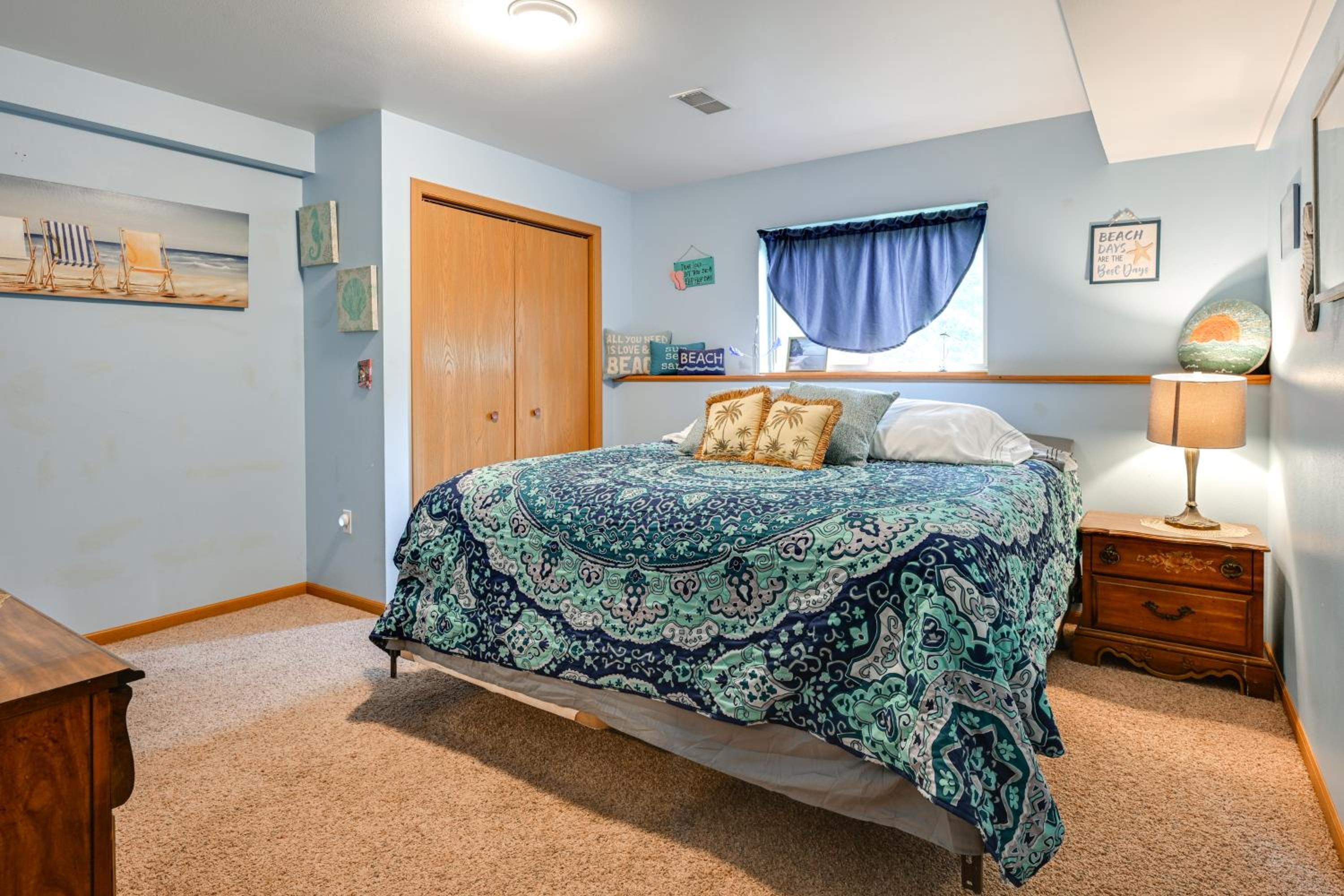 Pet Friendly Cabin with Hot Tub 5 mi to River