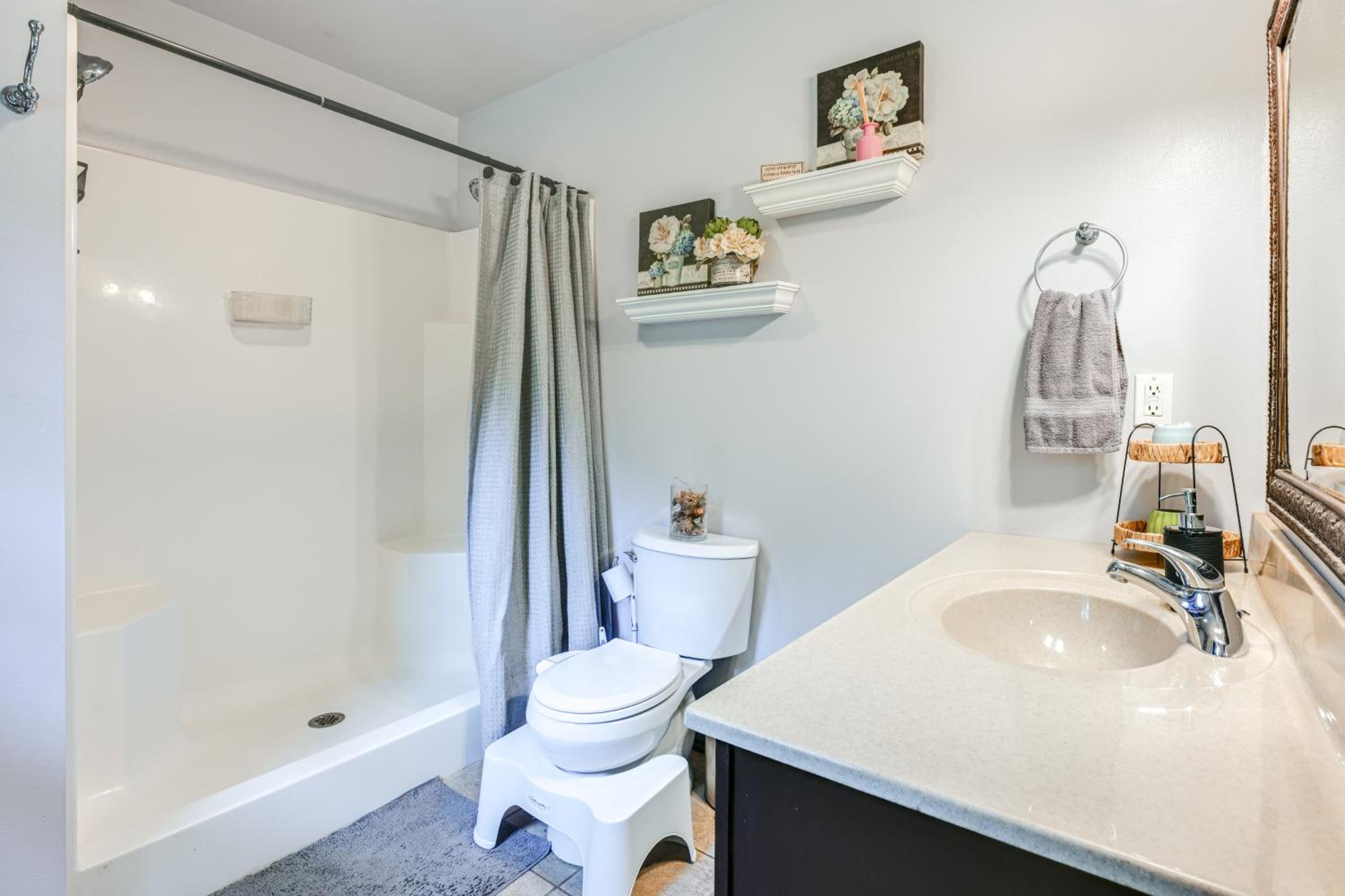 Pet Friendly Cabin with Hot Tub 5 mi to River