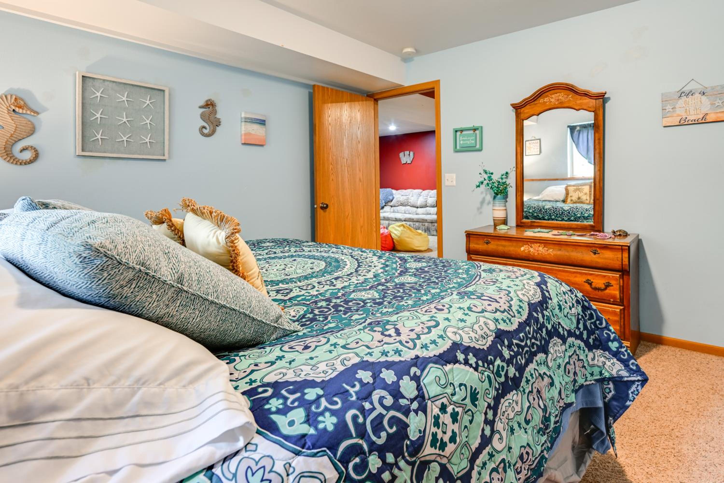 Pet Friendly Cabin with Hot Tub 5 mi to River