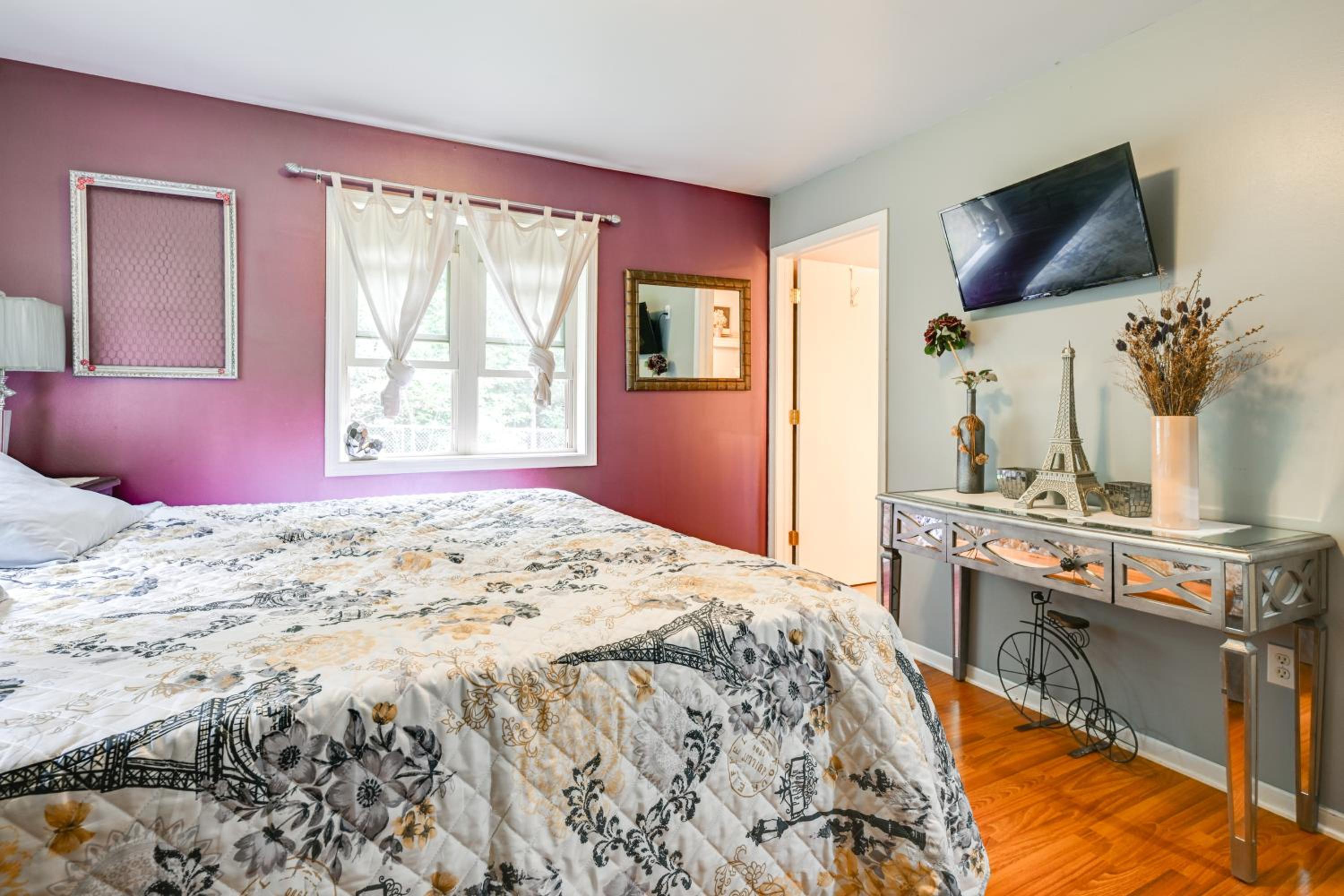 Pet Friendly Cabin with Hot Tub 5 mi to River
