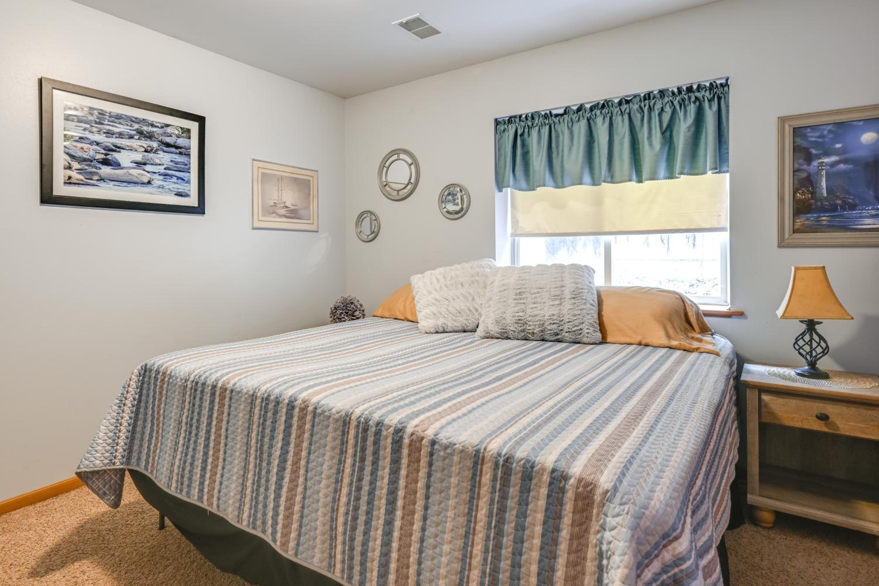 Pet Friendly Cabin with Hot Tub 5 mi to River