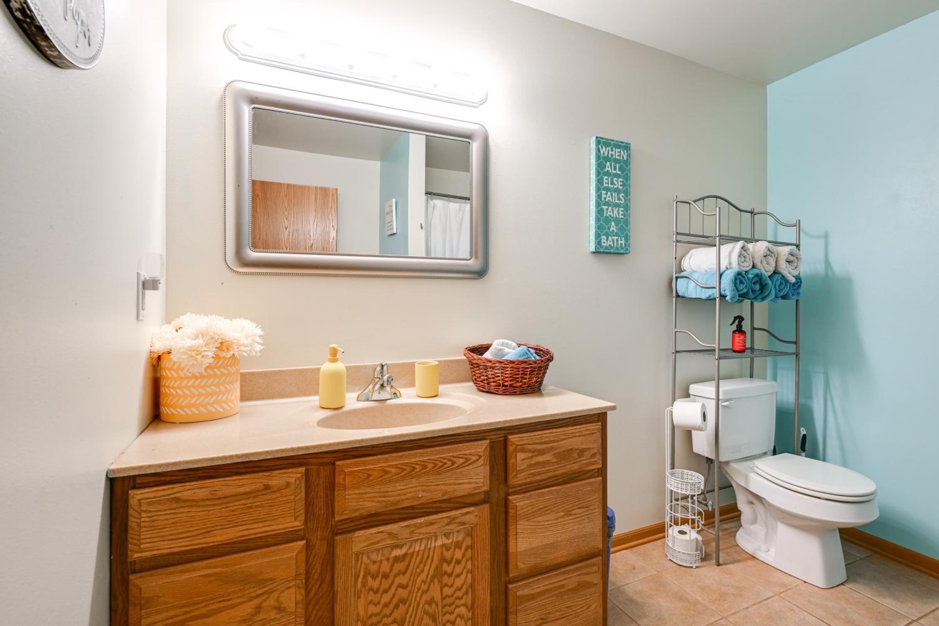 Pet Friendly Cabin with Hot Tub 5 mi to River