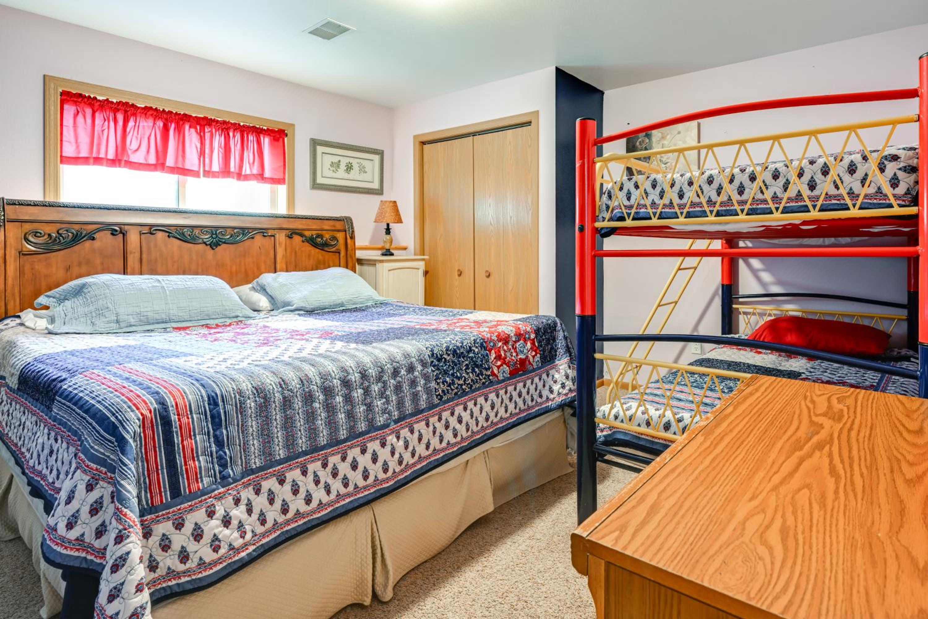 Pet Friendly Cabin with Hot Tub 5 mi to River