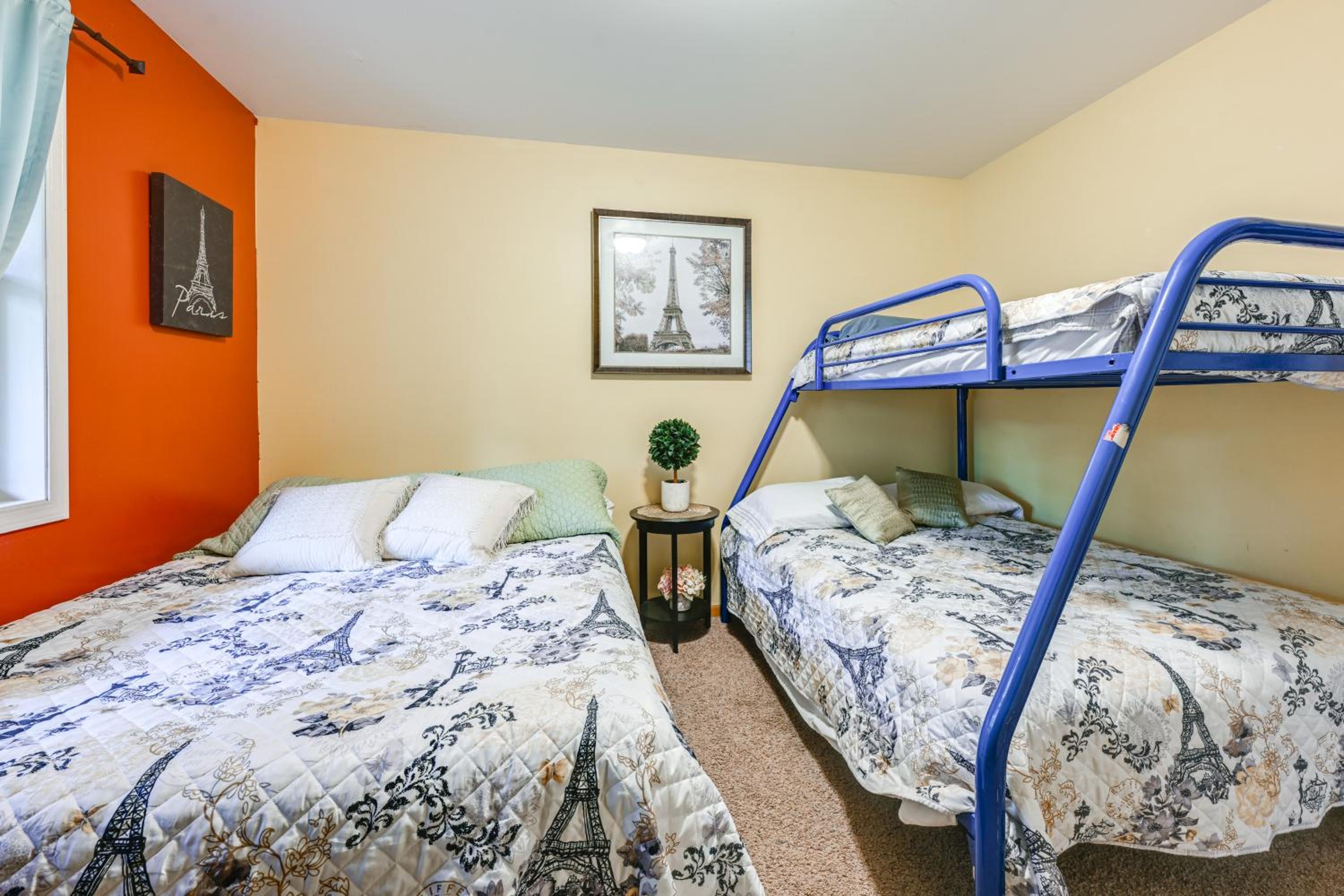 Pet Friendly Cabin with Hot Tub 5 mi to River