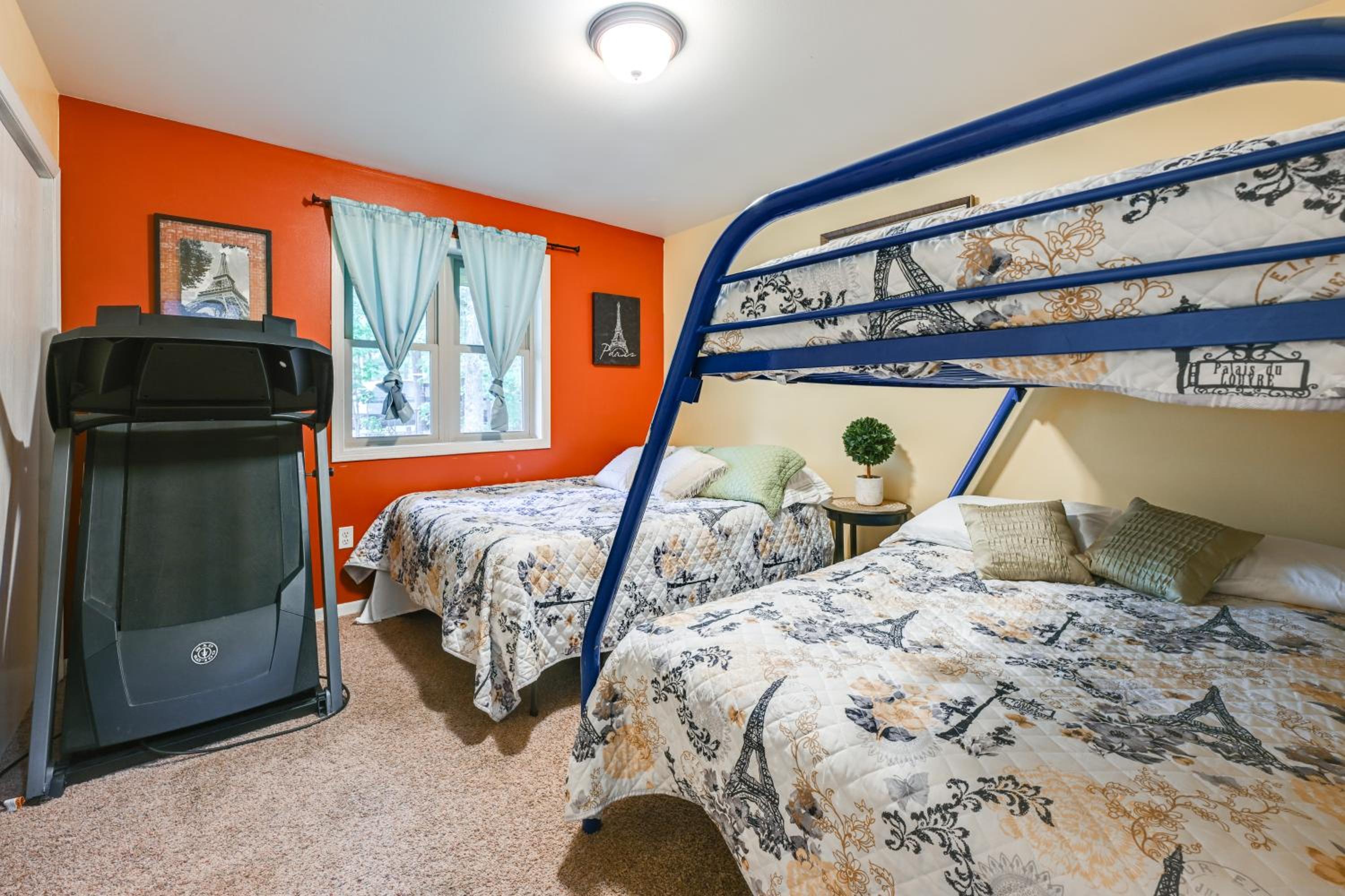 Pet Friendly Cabin with Hot Tub 5 mi to River