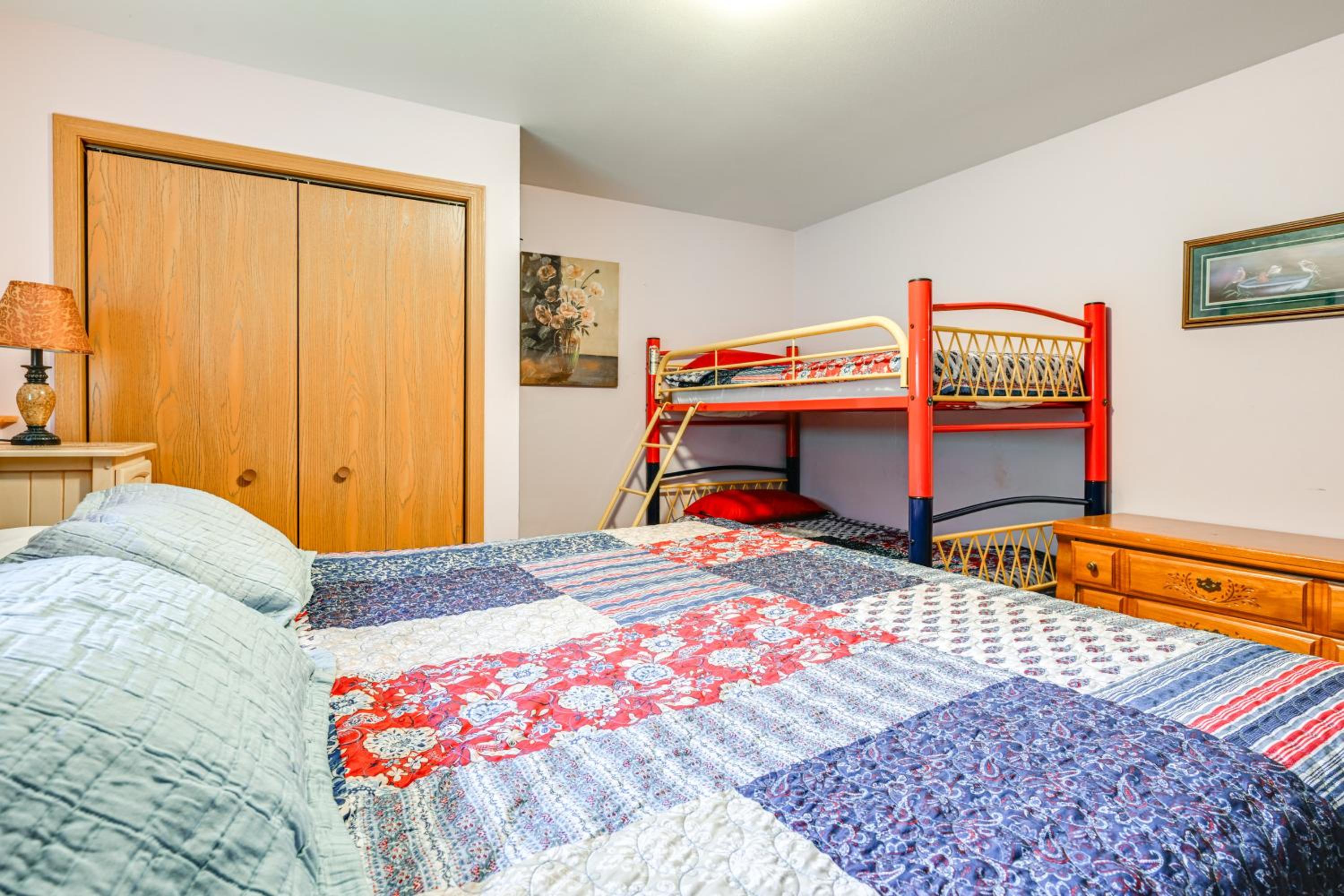 Pet Friendly Cabin with Hot Tub 5 mi to River