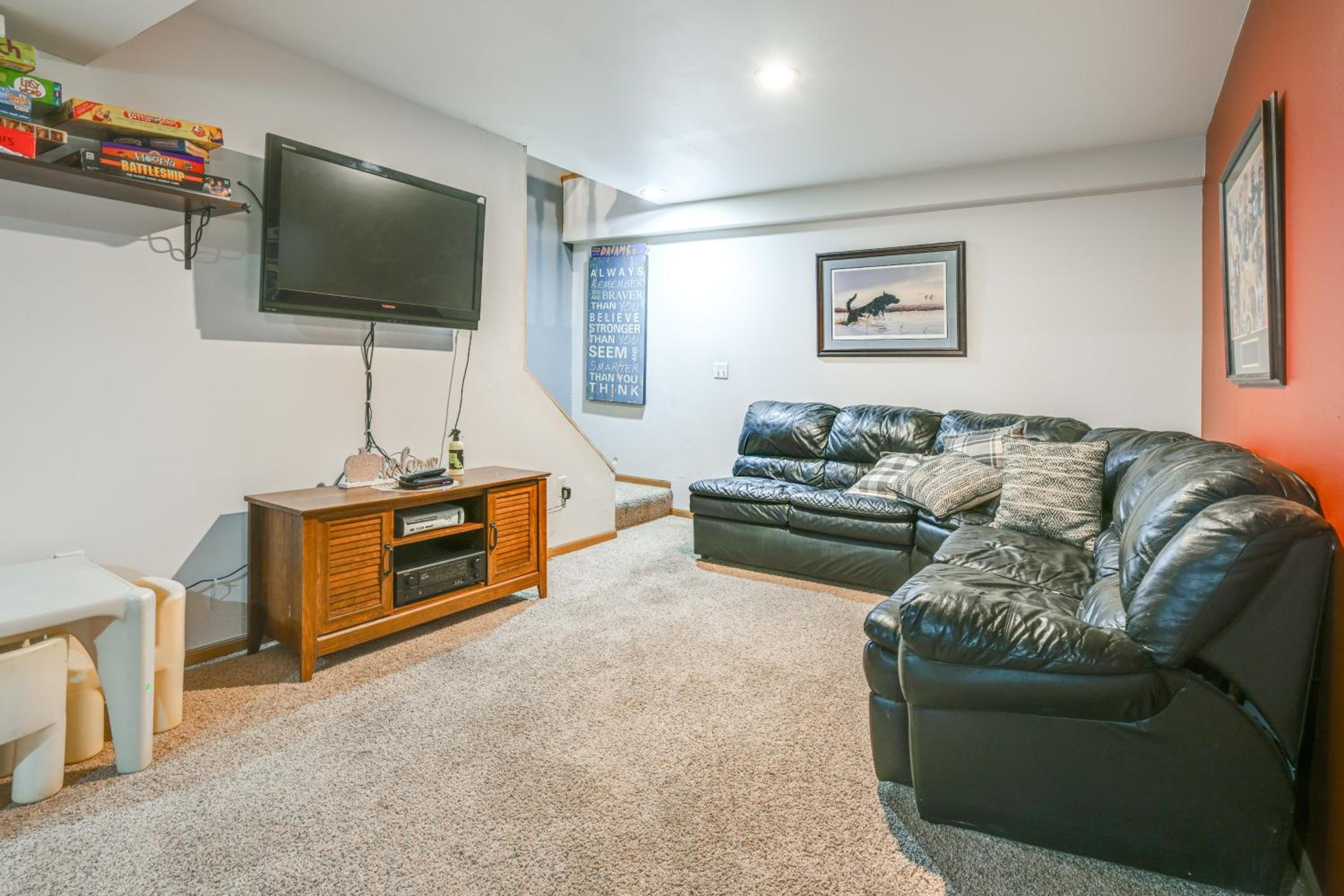 Pet Friendly Cabin with Hot Tub 5 mi to River