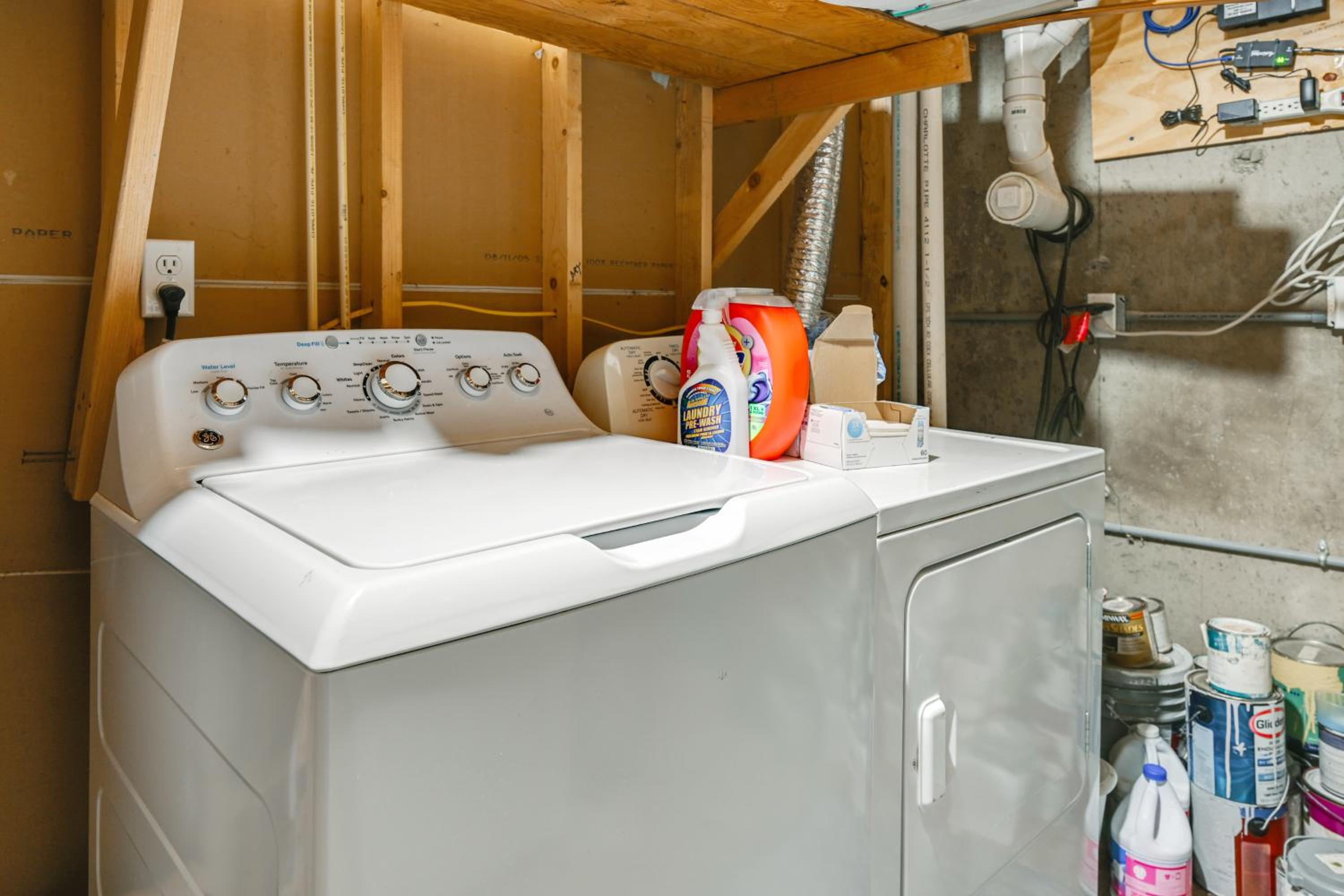 Pet Friendly Cabin with Hot Tub 5 mi to River