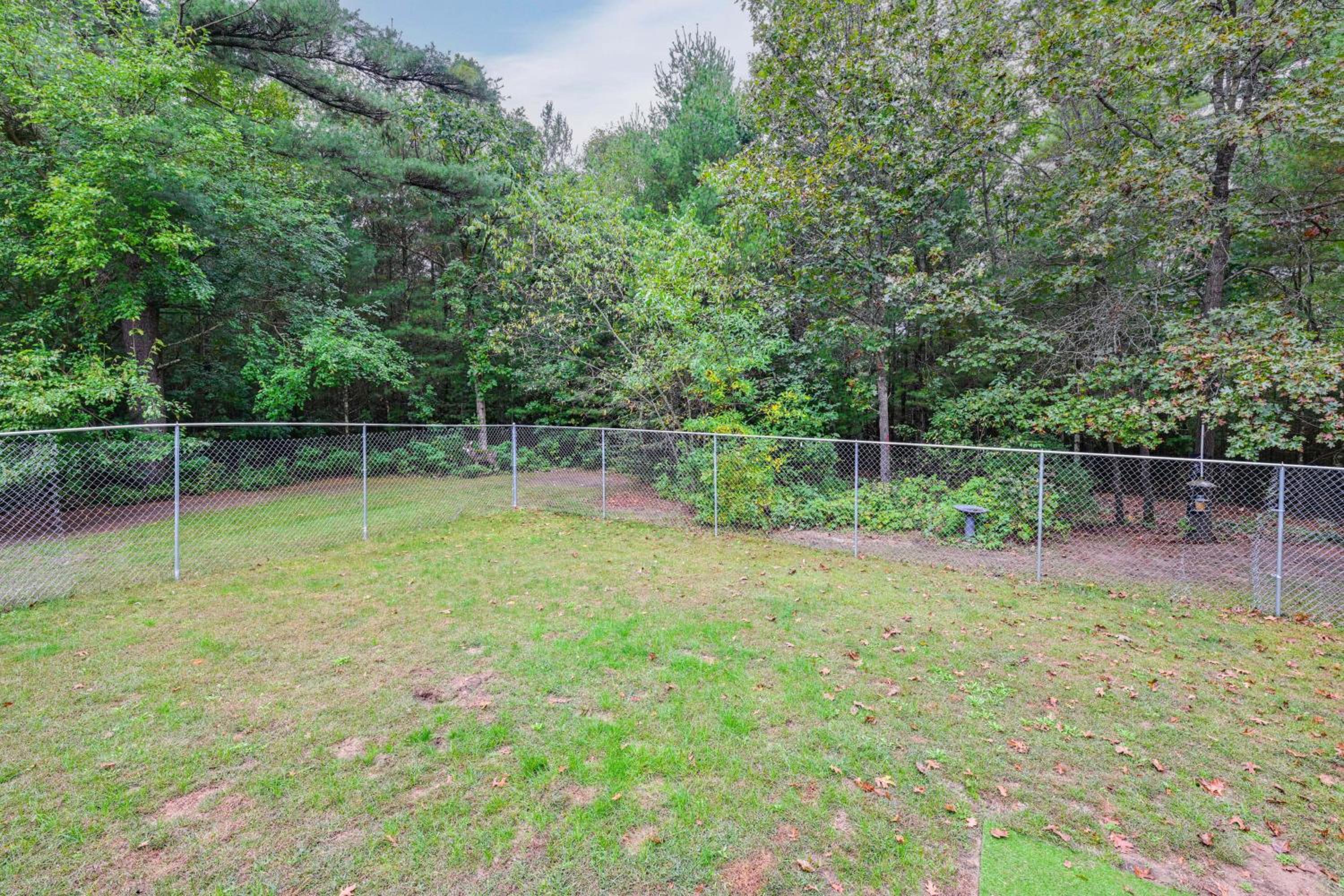 Pet Friendly Cabin with Hot Tub 5 mi to River