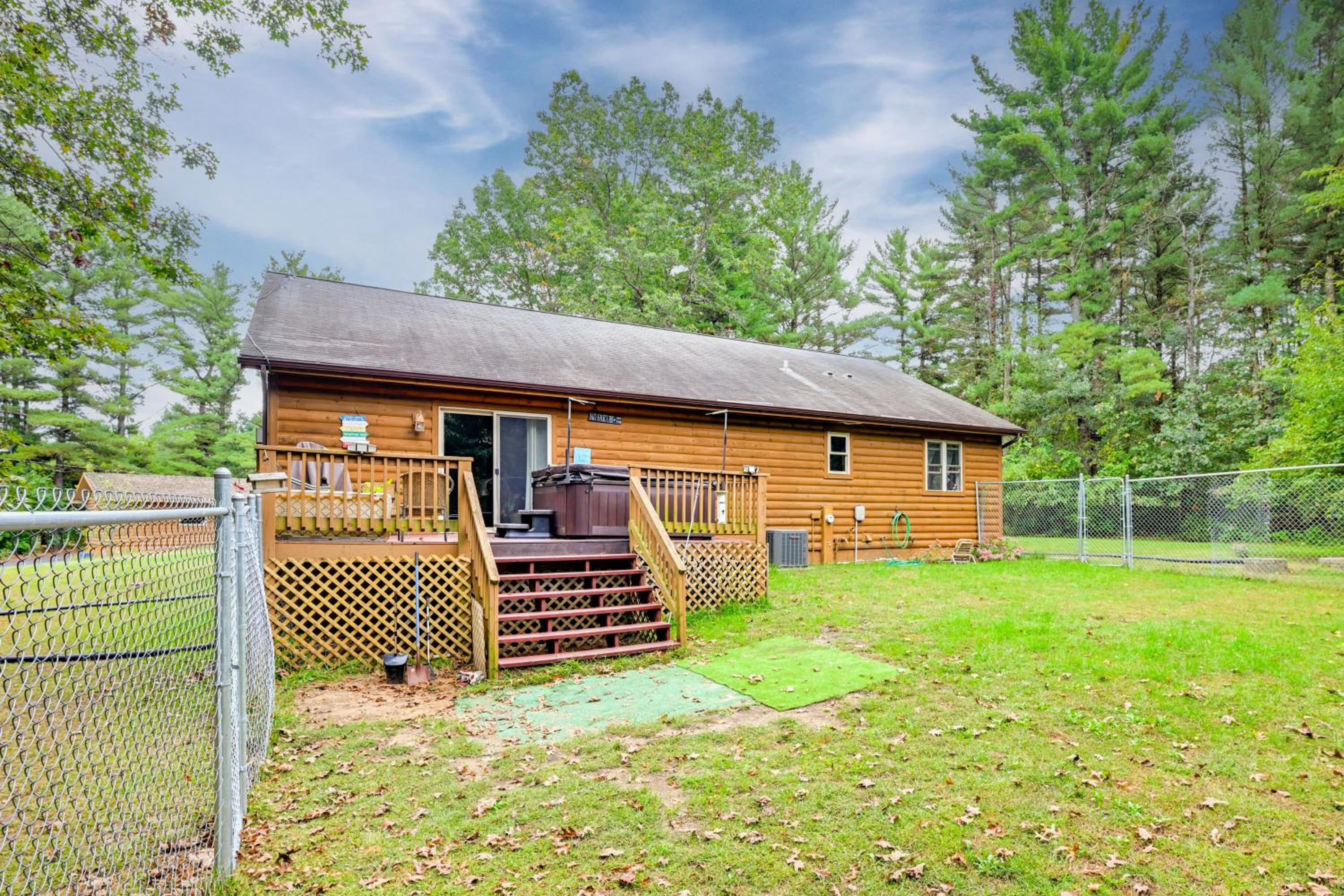 Pet Friendly Cabin with Hot Tub 5 mi to River