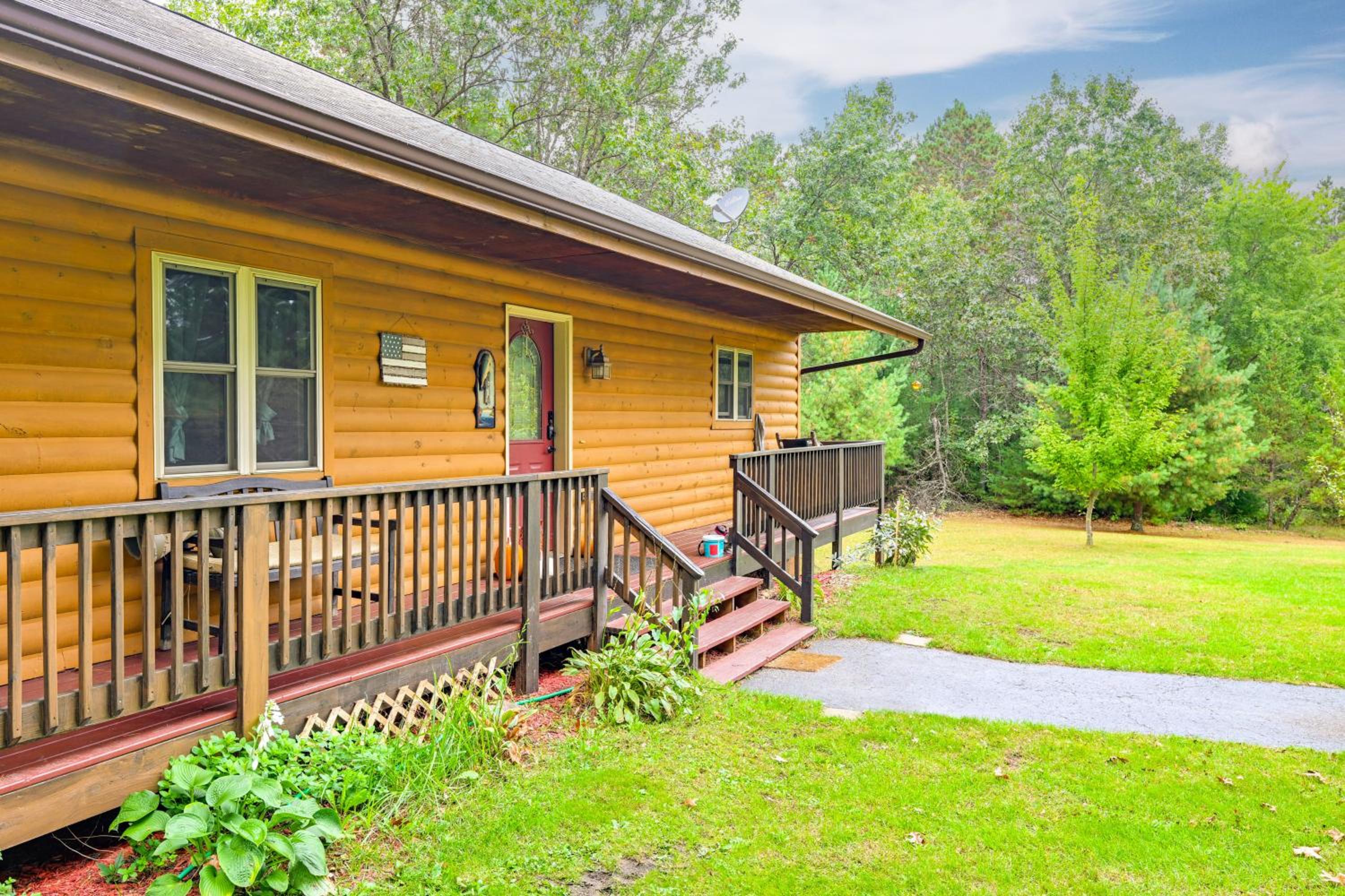 Pet Friendly Cabin with Hot Tub 5 mi to River