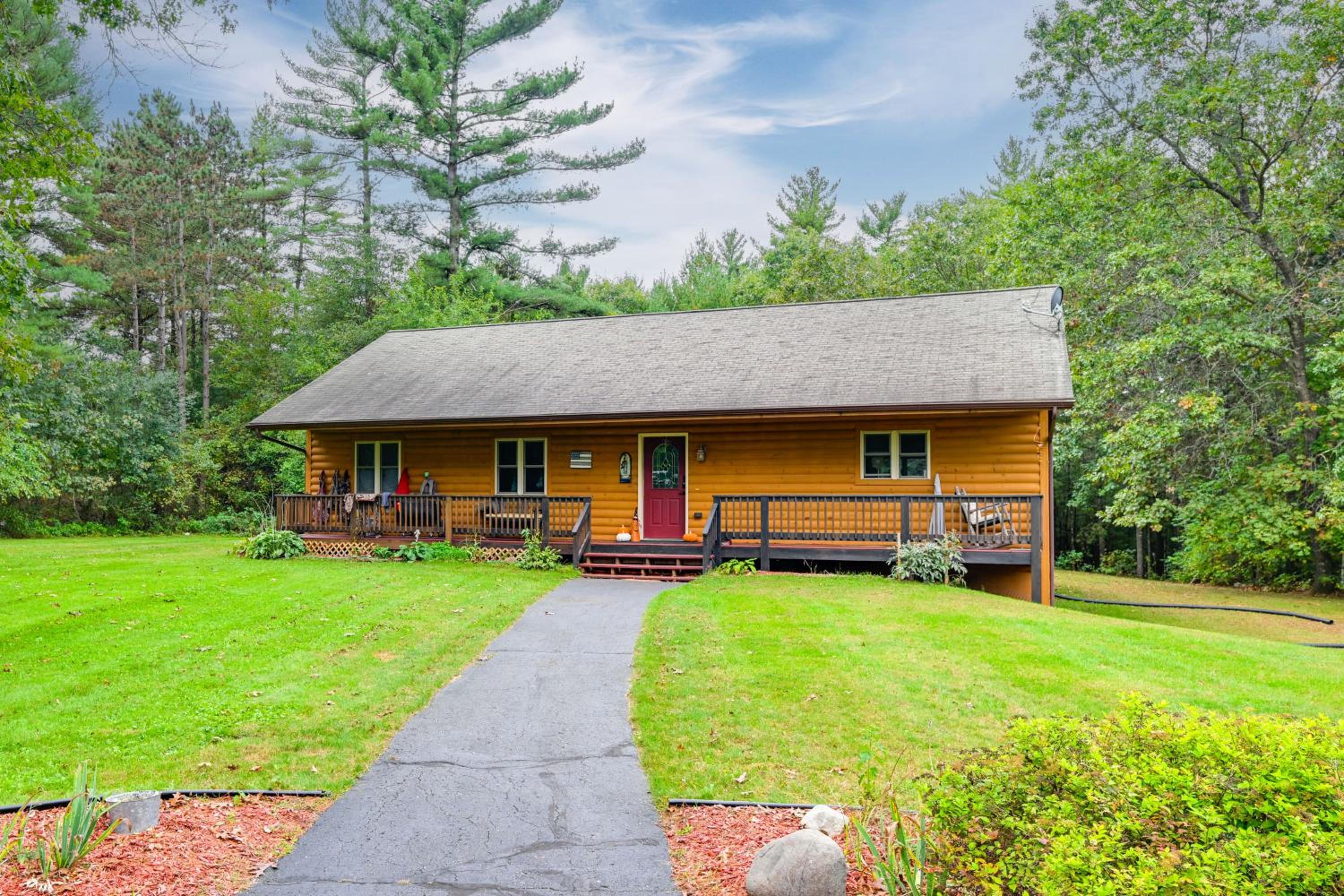 Pet Friendly Cabin with Hot Tub 5 mi to River