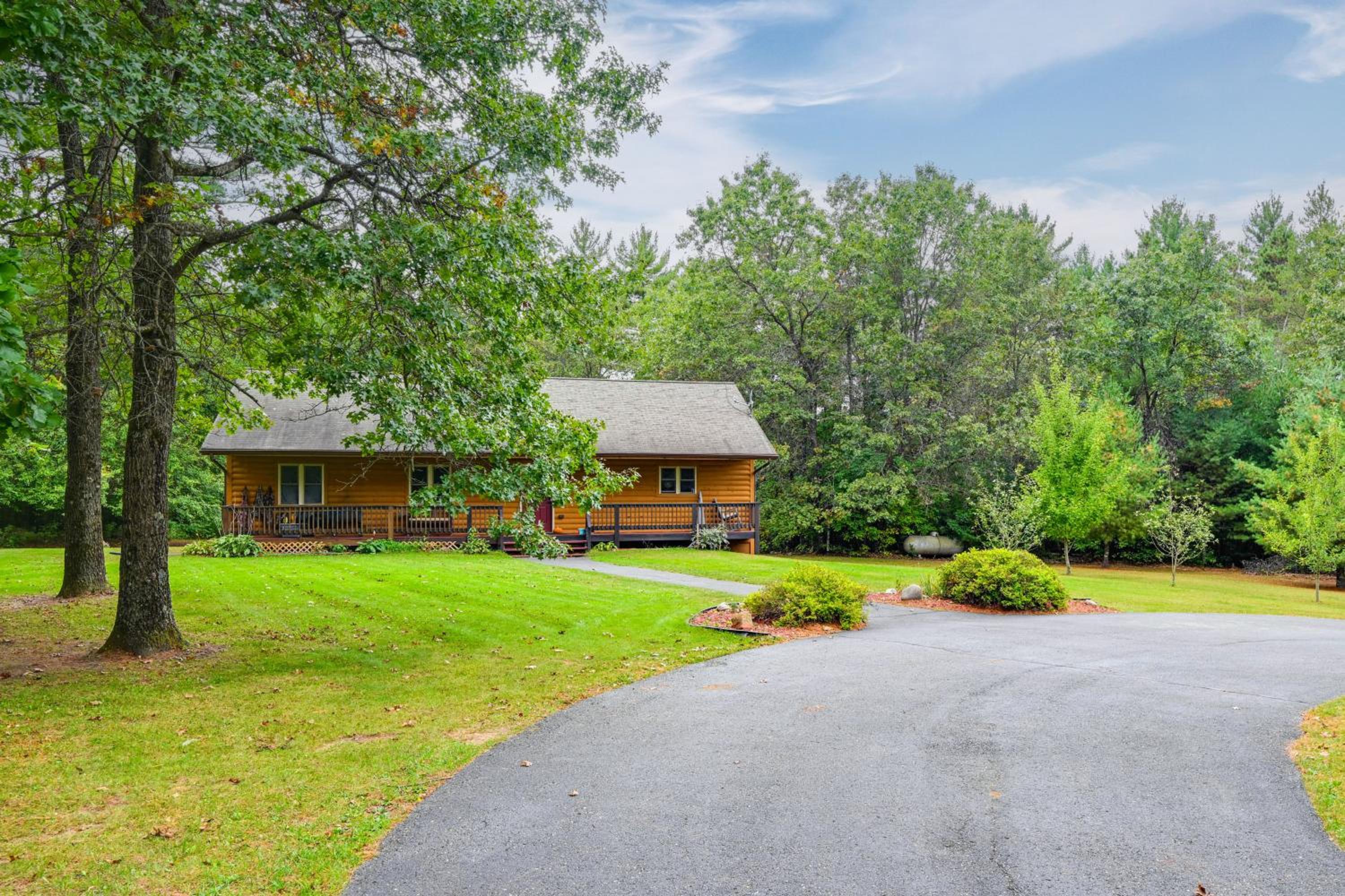 Pet Friendly Cabin with Hot Tub 5 mi to River