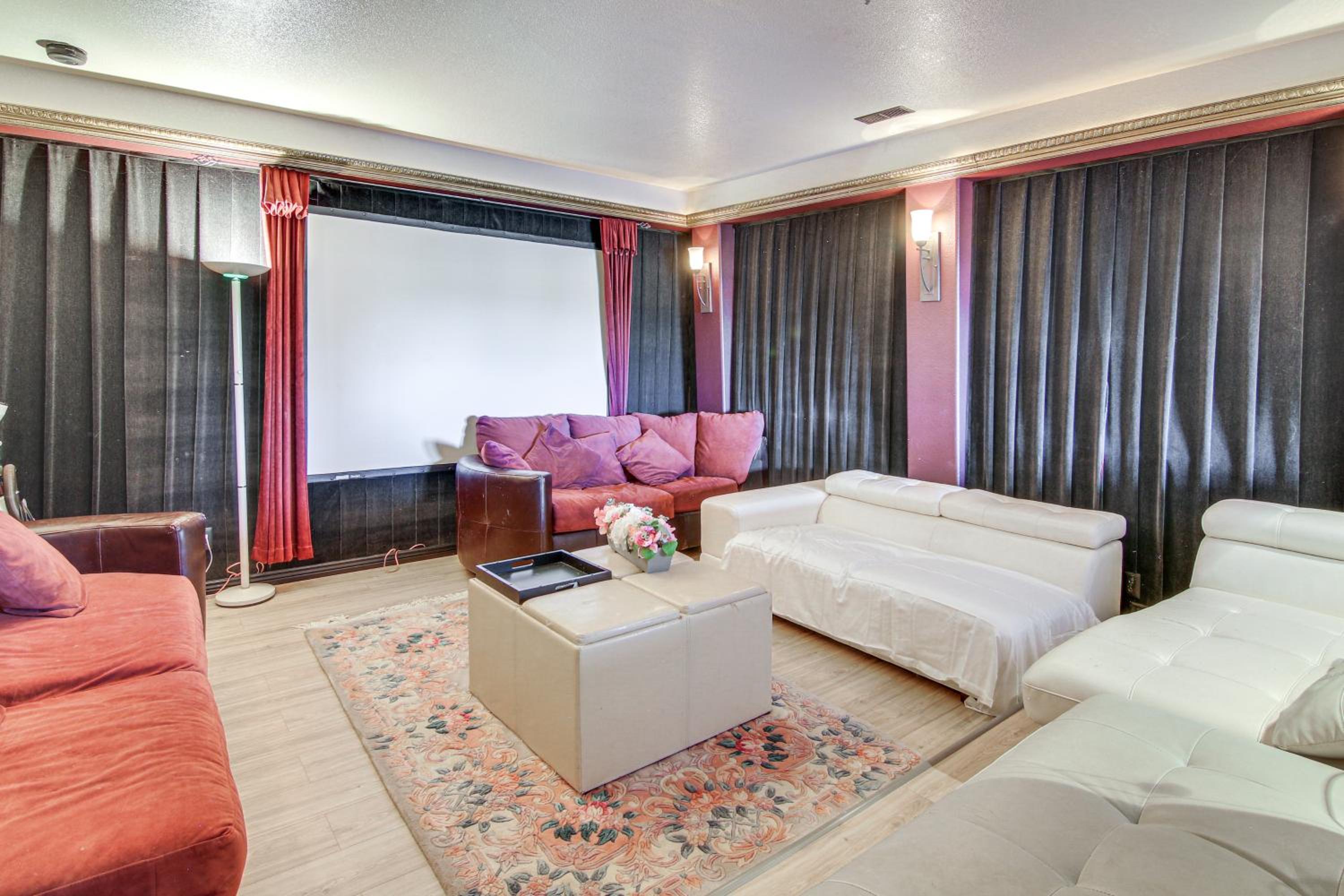 4 Mi to Broadmoor! Apt with Movie Theater and Mtn View