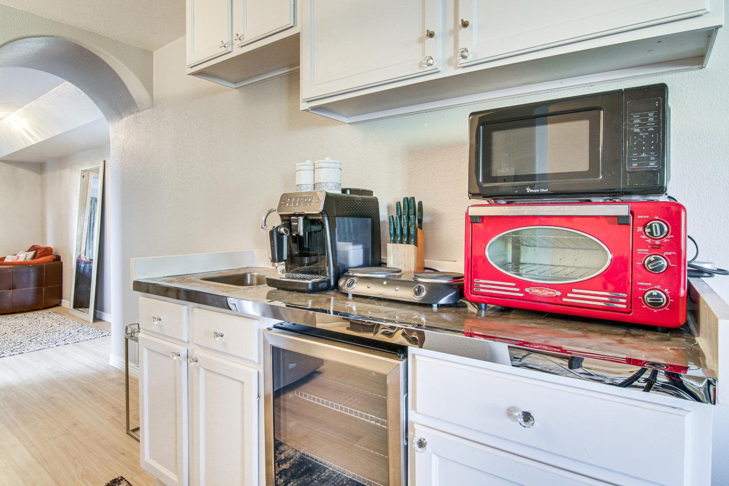 4 Mi to Broadmoor! Apt with Movie Theater and Mtn View