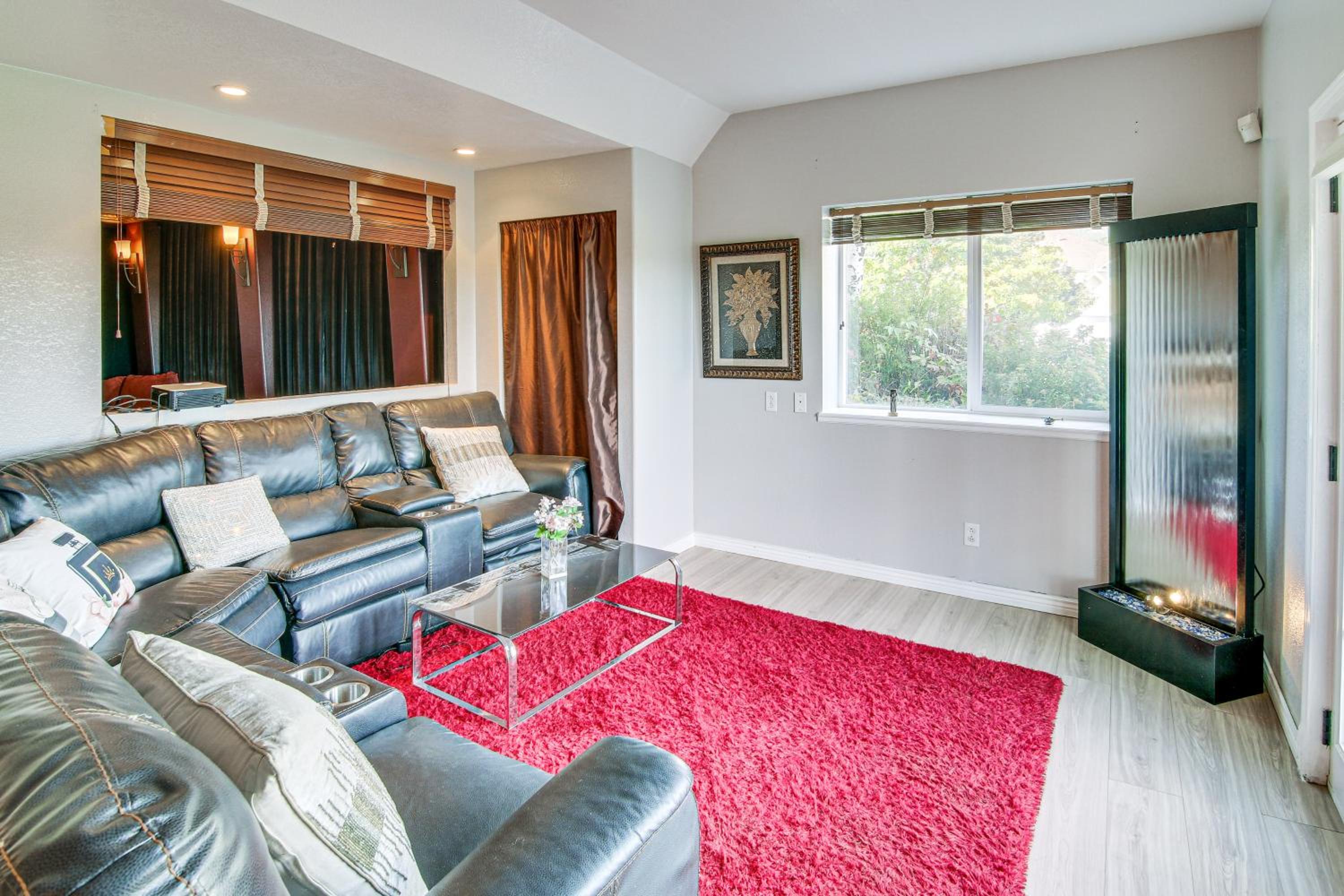 4 Mi to Broadmoor! Apt with Movie Theater and Mtn View