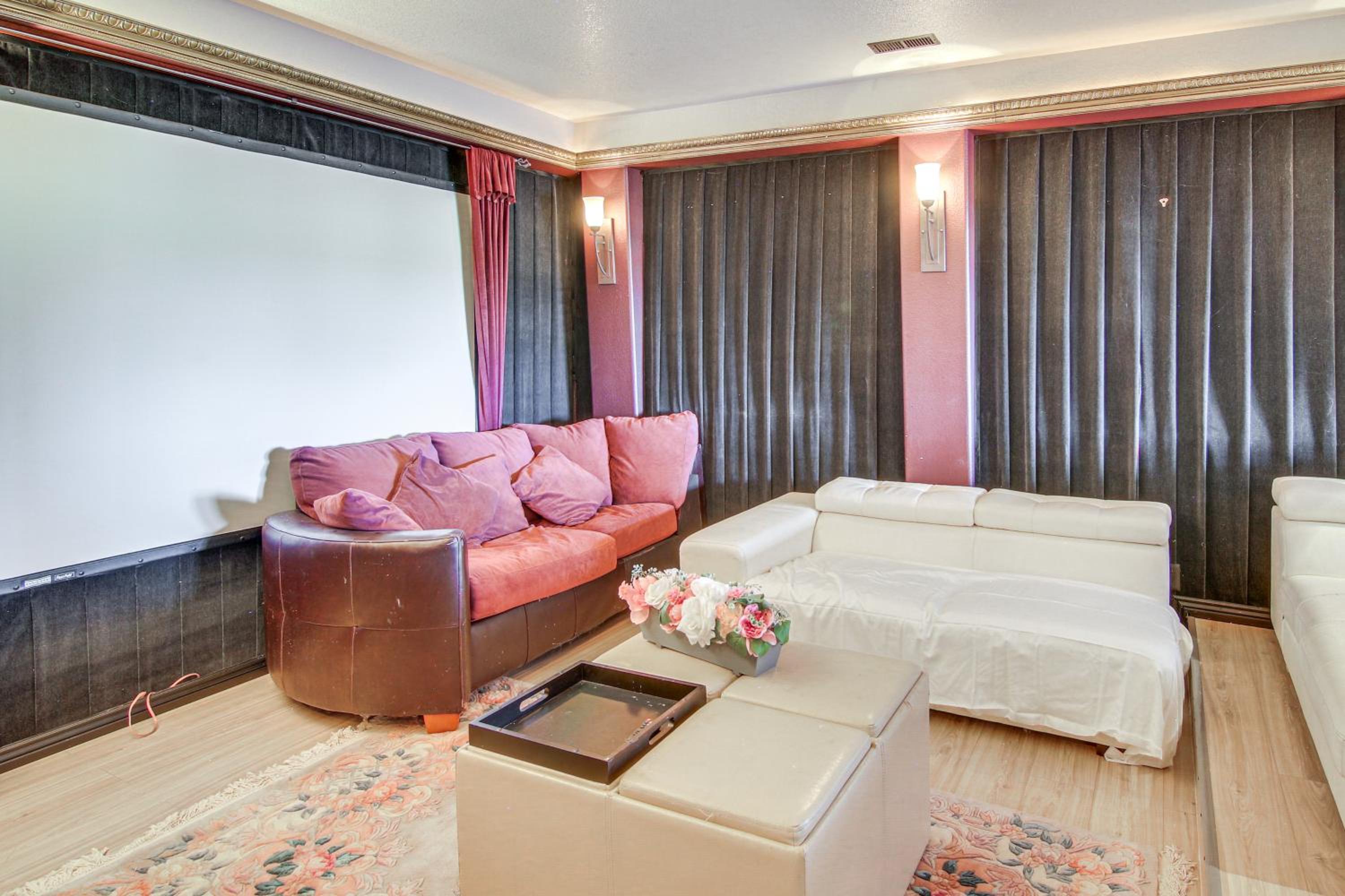 4 Mi to Broadmoor! Apt with Movie Theater and Mtn View