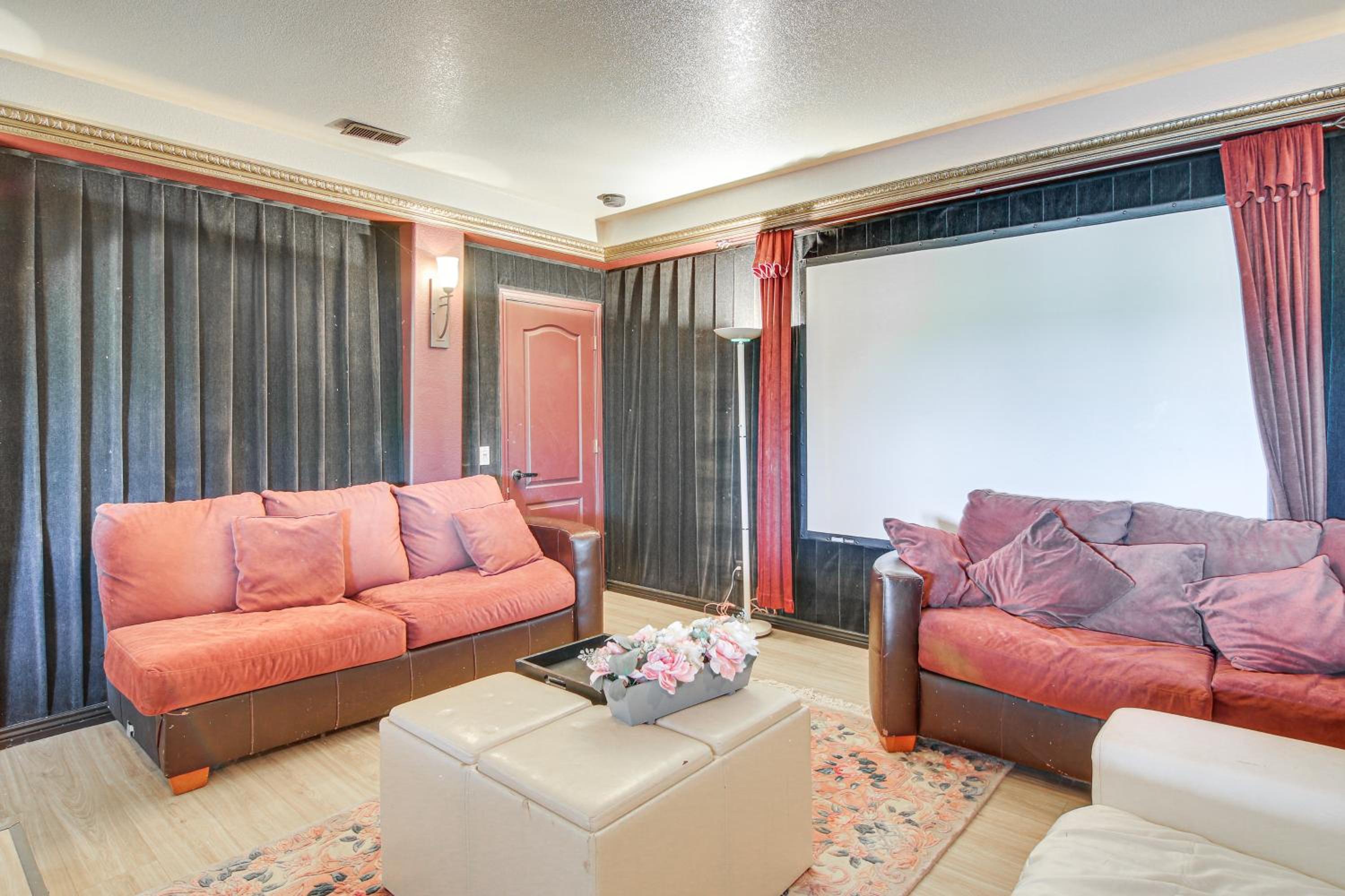 4 Mi to Broadmoor! Apt with Movie Theater and Mtn View