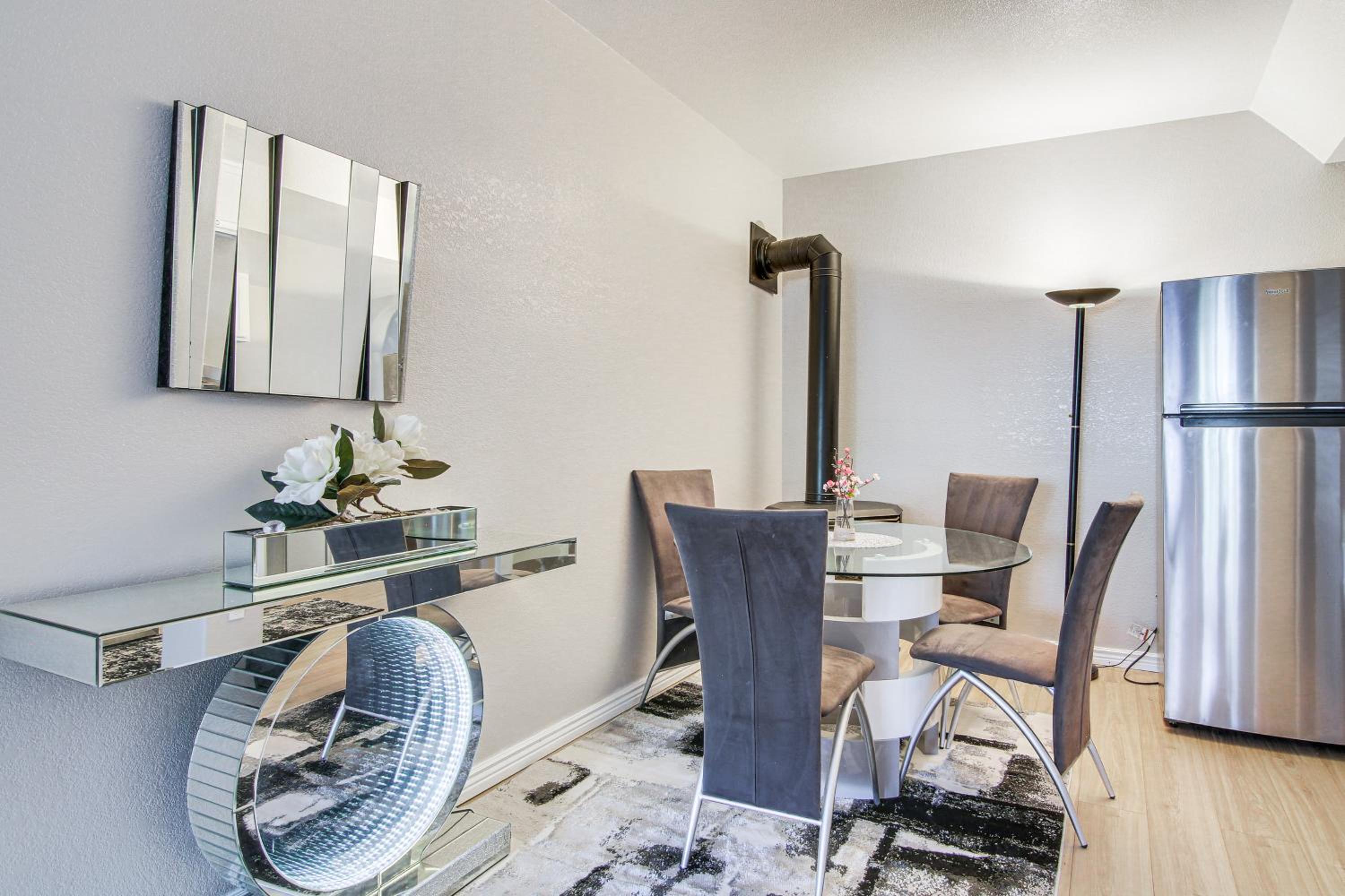 4 Mi to Broadmoor! Apt with Movie Theater and Mtn View
