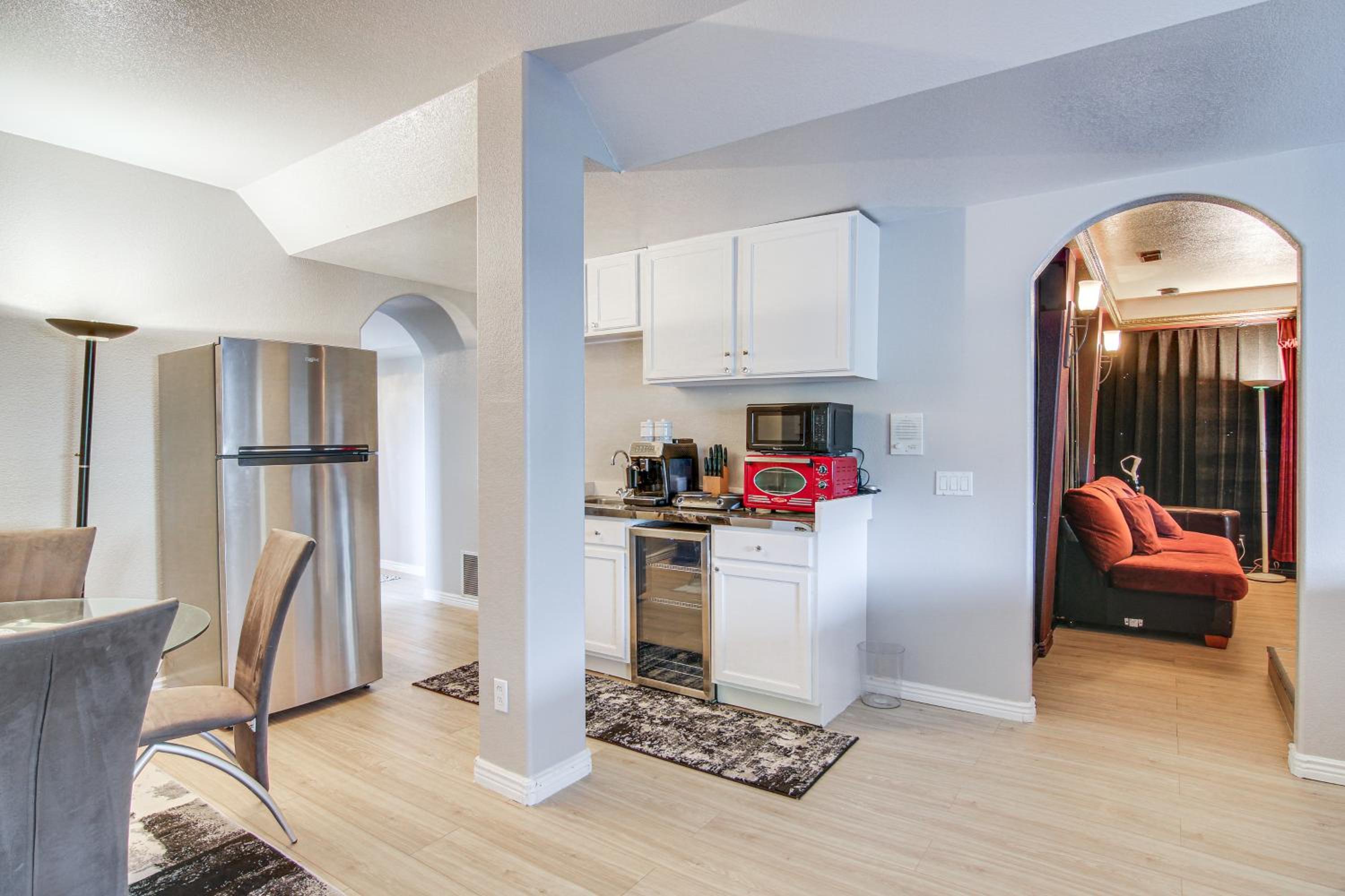 4 Mi to Broadmoor! Apt with Movie Theater and Mtn View