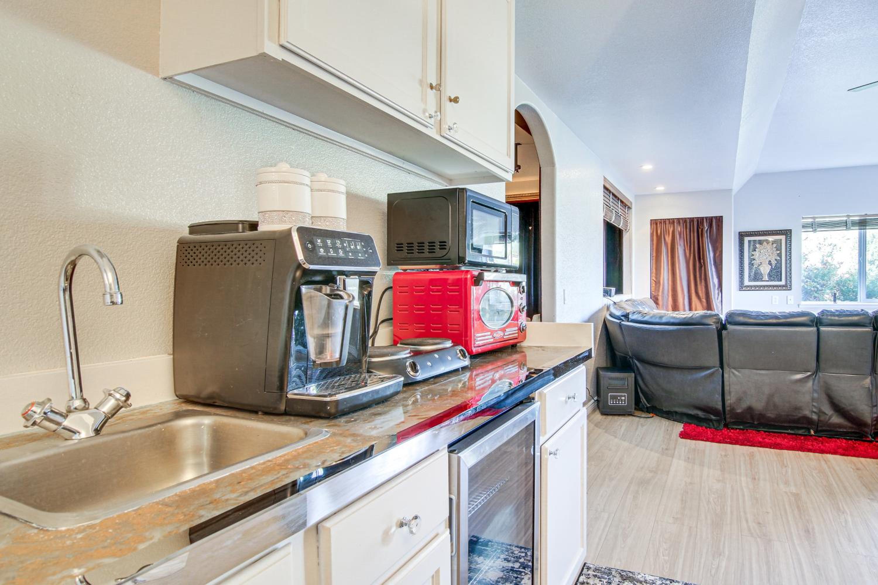 4 Mi to Broadmoor! Apt with Movie Theater and Mtn View