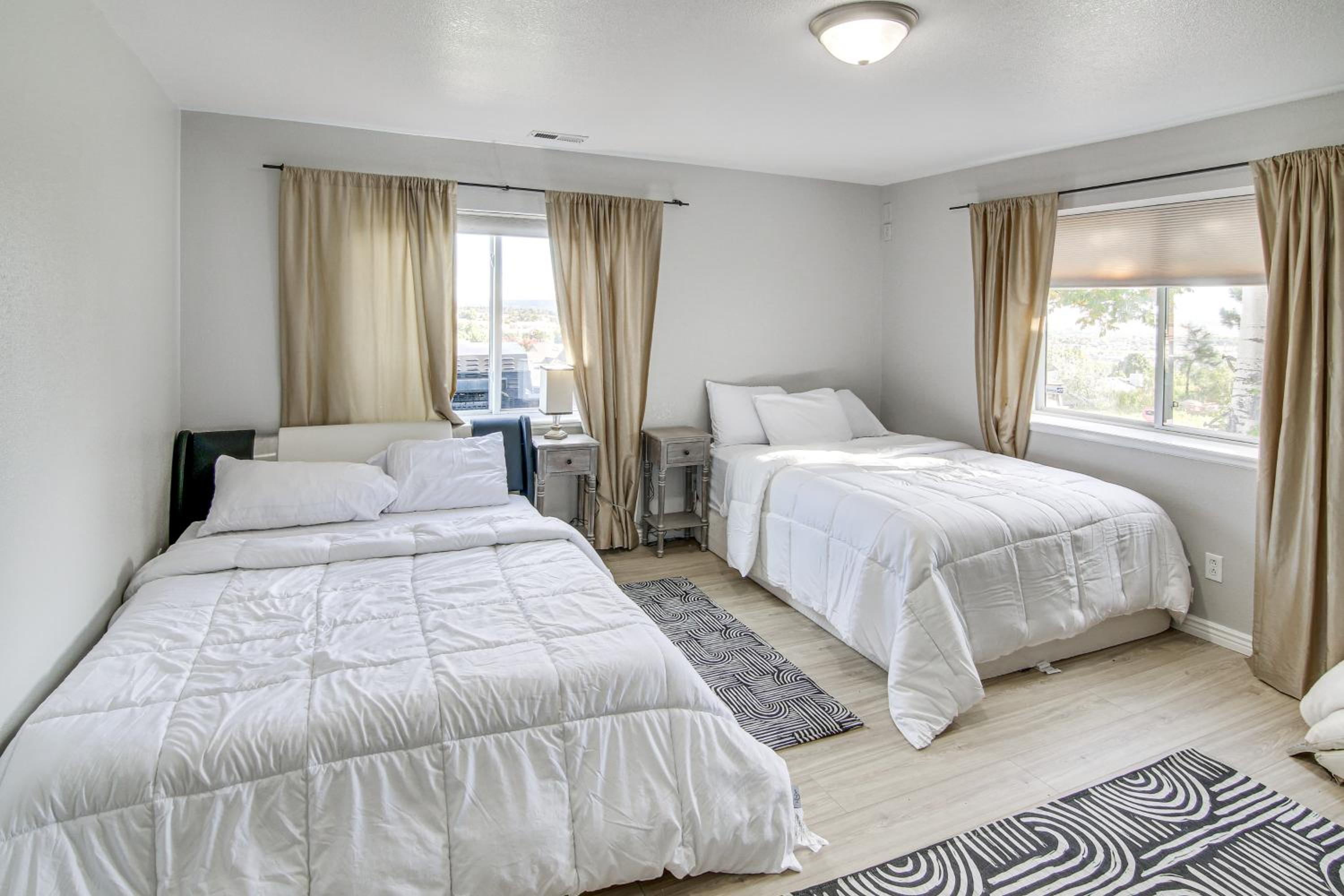 4 Mi to Broadmoor! Apt with Movie Theater and Mtn View