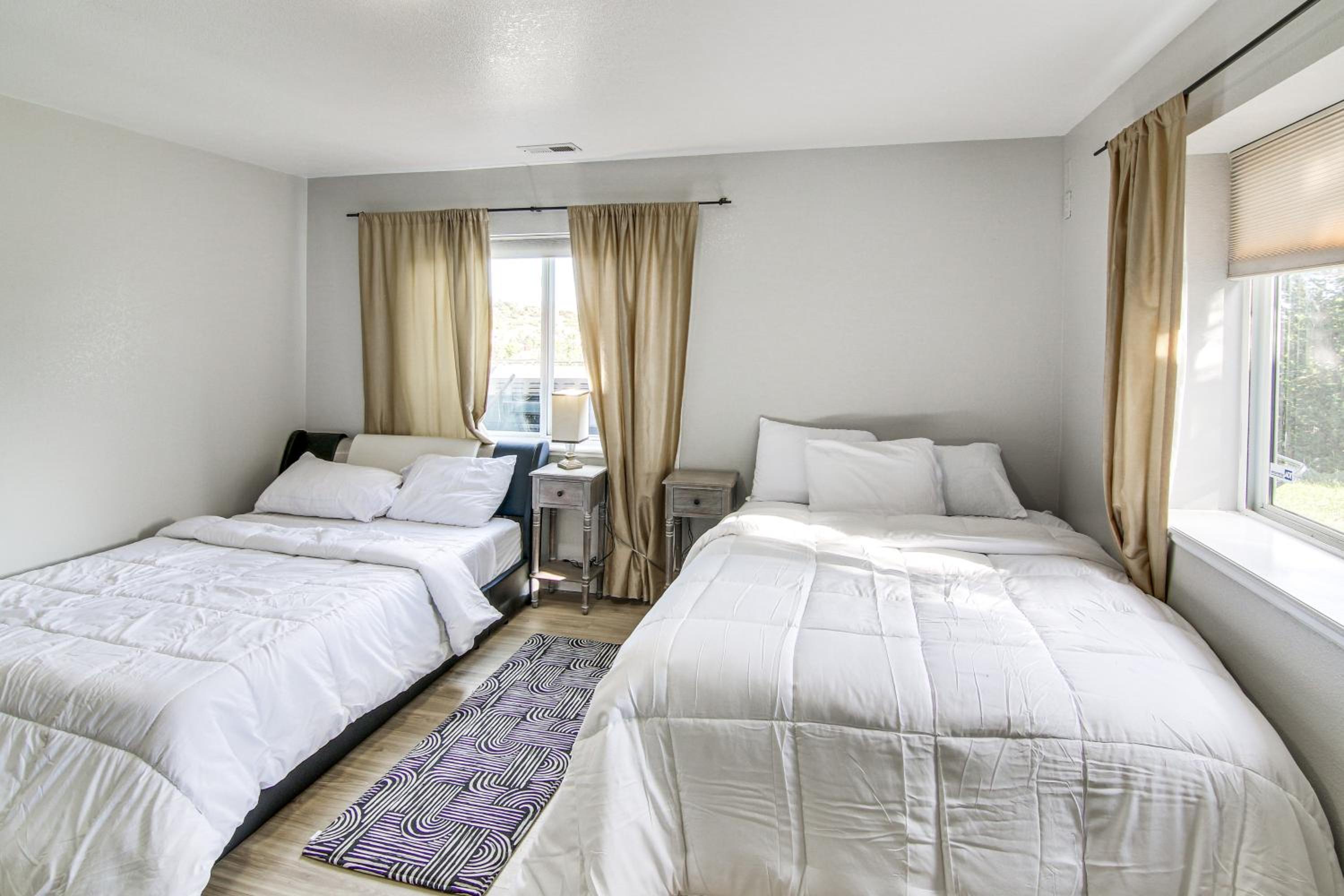 4 Mi to Broadmoor! Apt with Movie Theater and Mtn View