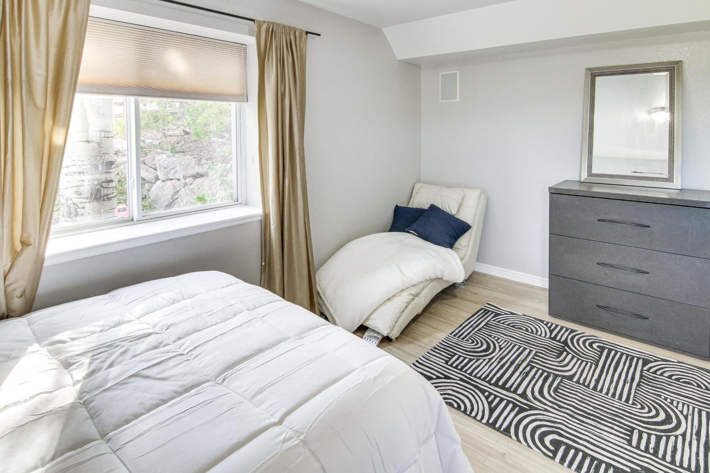 4 Mi to Broadmoor! Apt with Movie Theater and Mtn View