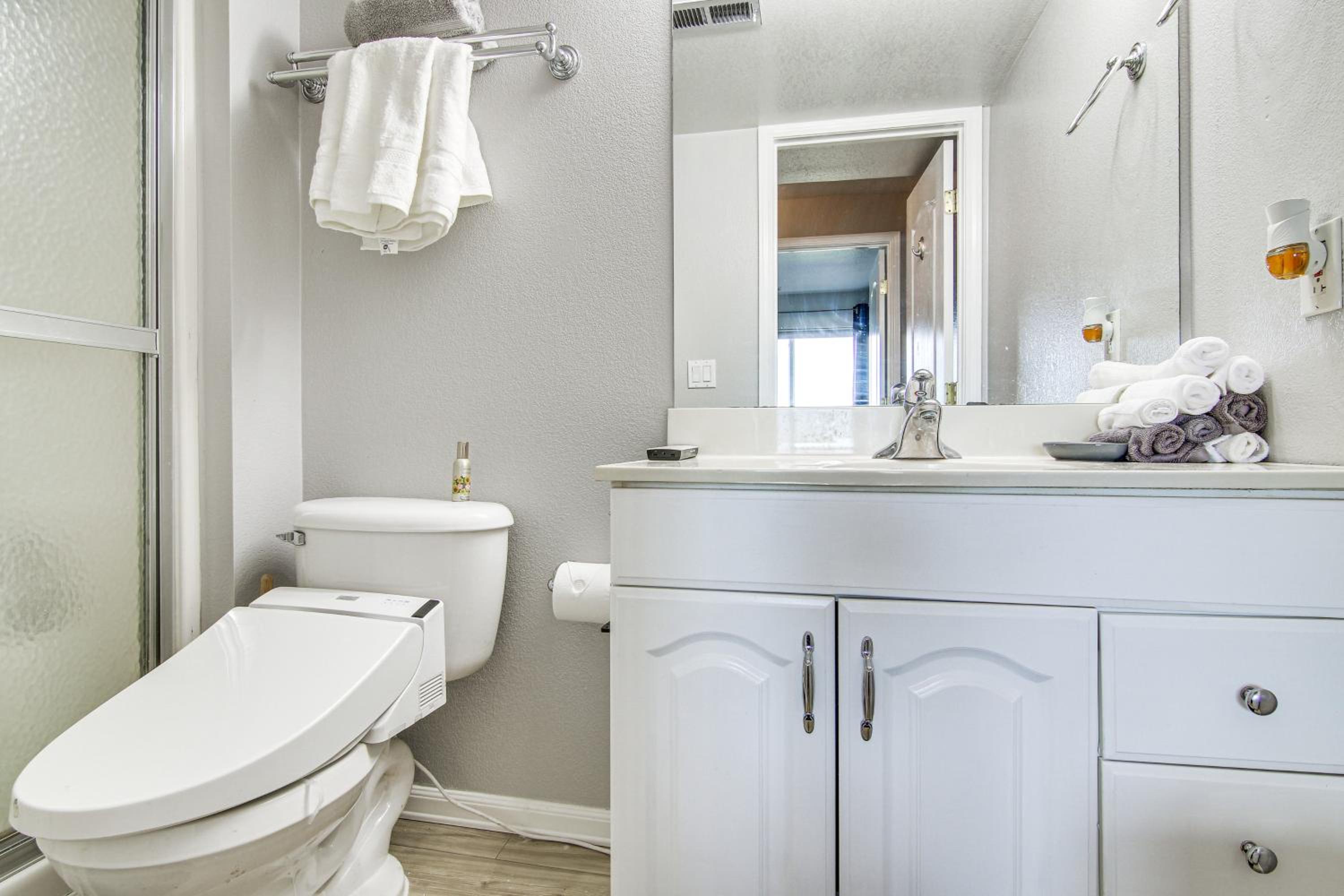 4 Mi to Broadmoor! Apt with Movie Theater and Mtn View