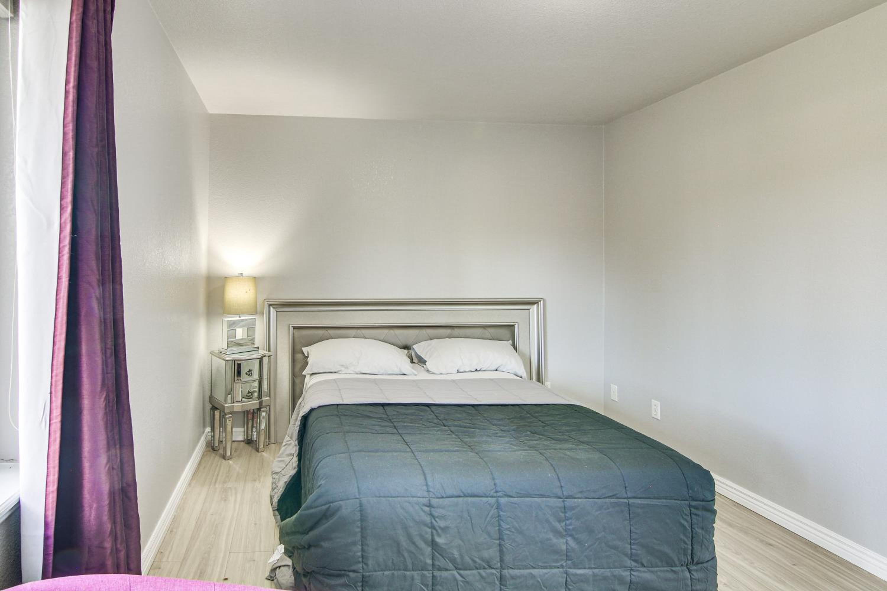 4 Mi to Broadmoor! Apt with Movie Theater and Mtn View