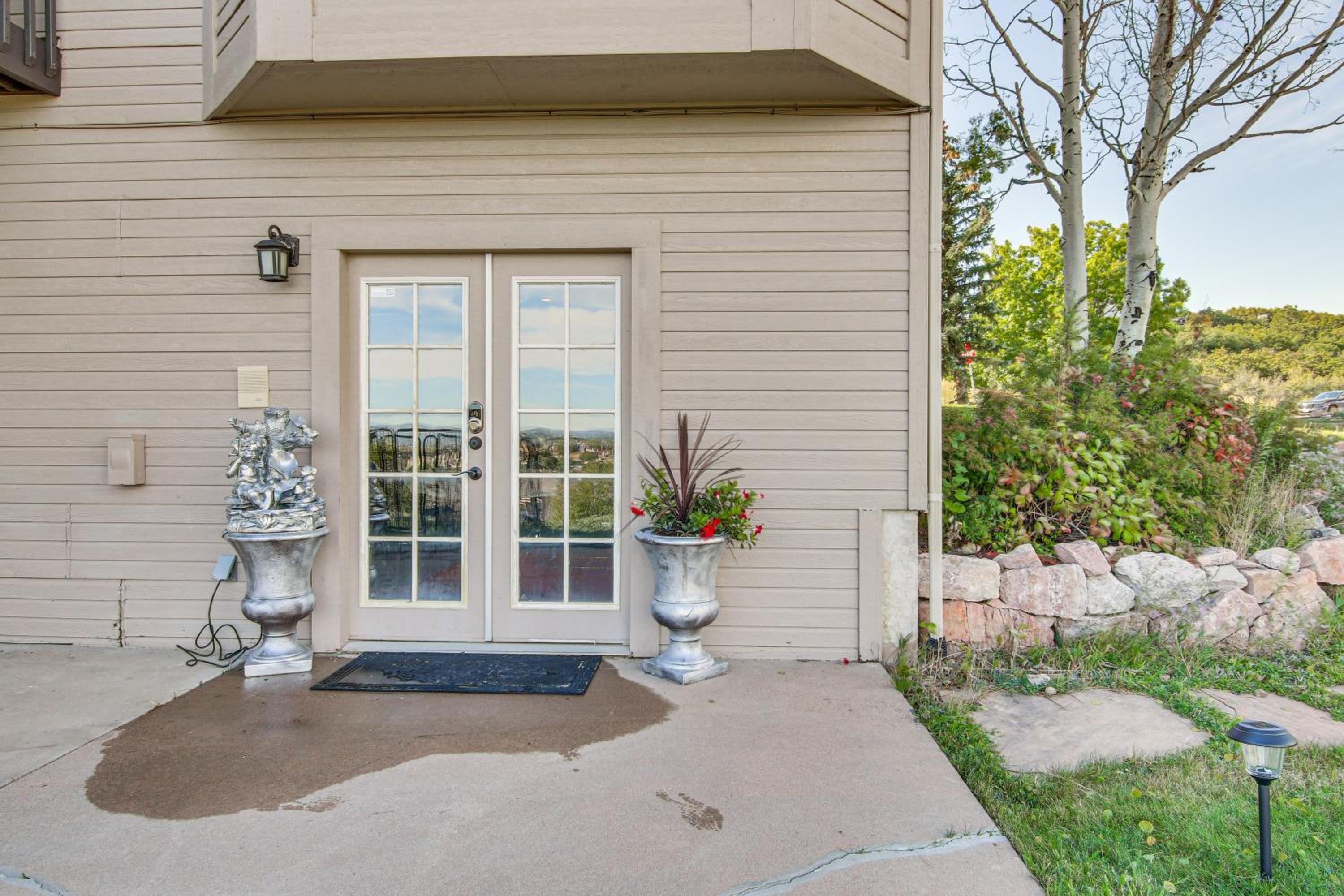 4 Mi to Broadmoor! Apt with Movie Theater and Mtn View