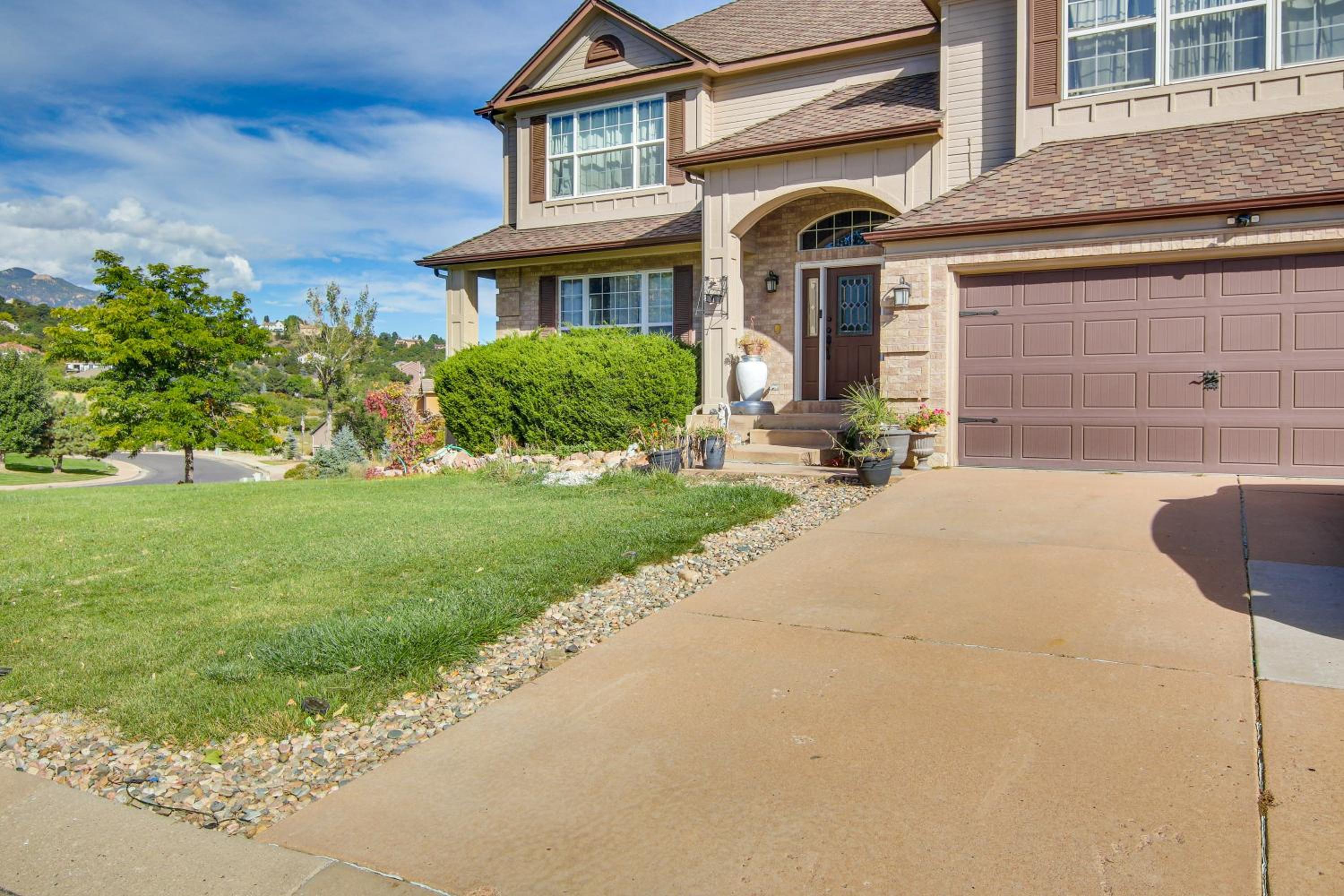 4 Mi to Broadmoor! Apt with Movie Theater and Mtn View