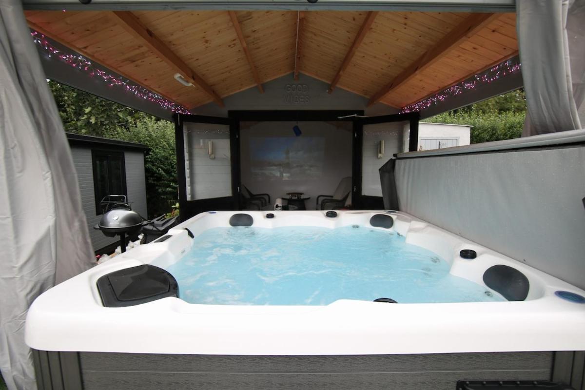 Sunset Retreat Cabin, Private Hot Tub with Mini Cinema Projector & Garden views