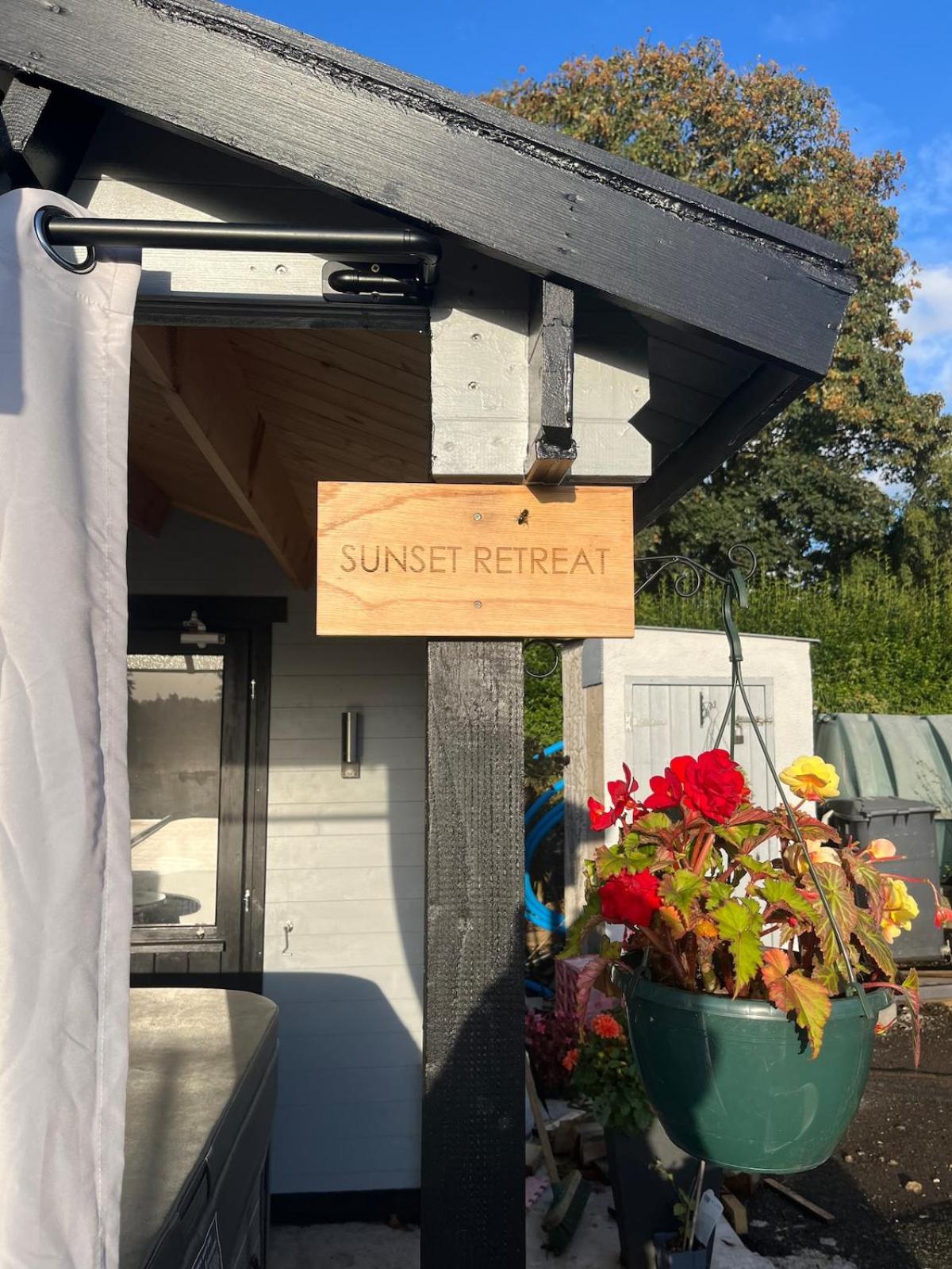 Sunset Retreat Cabin, Private Hot Tub with Mini Cinema Projector & Garden views