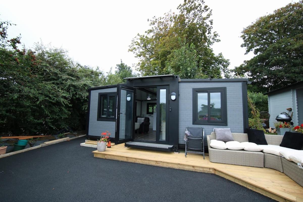 Sunset Retreat Cabin, Private Hot Tub with Mini Cinema Projector & Garden views