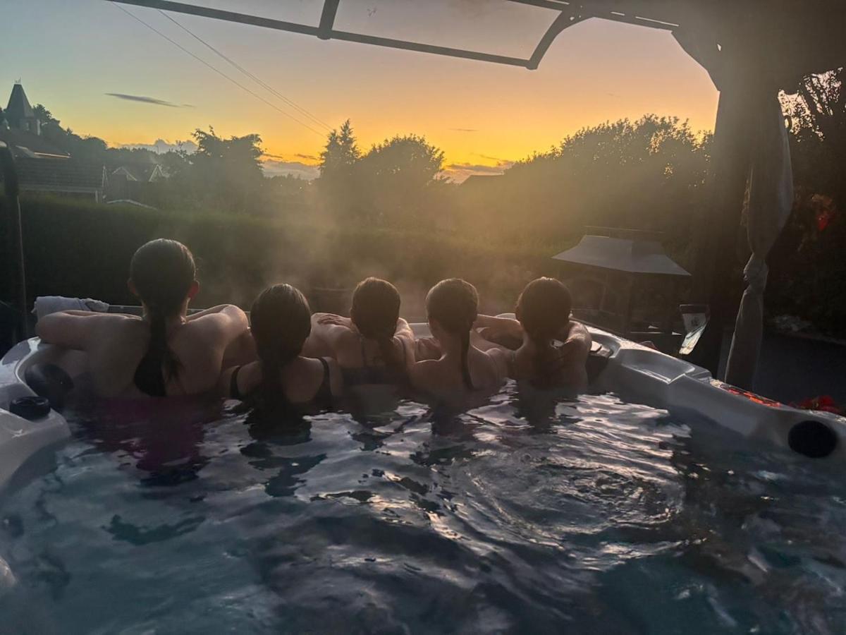 Sunset Retreat Cabin, Private Hot Tub with Mini Cinema Projector & Garden views