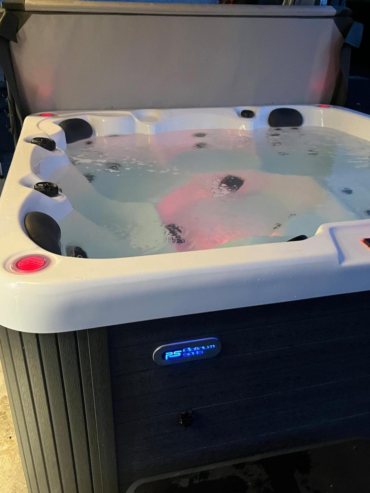 Sunset Retreat Cabin, Private Hot Tub with Mini Cinema Projector & Garden views