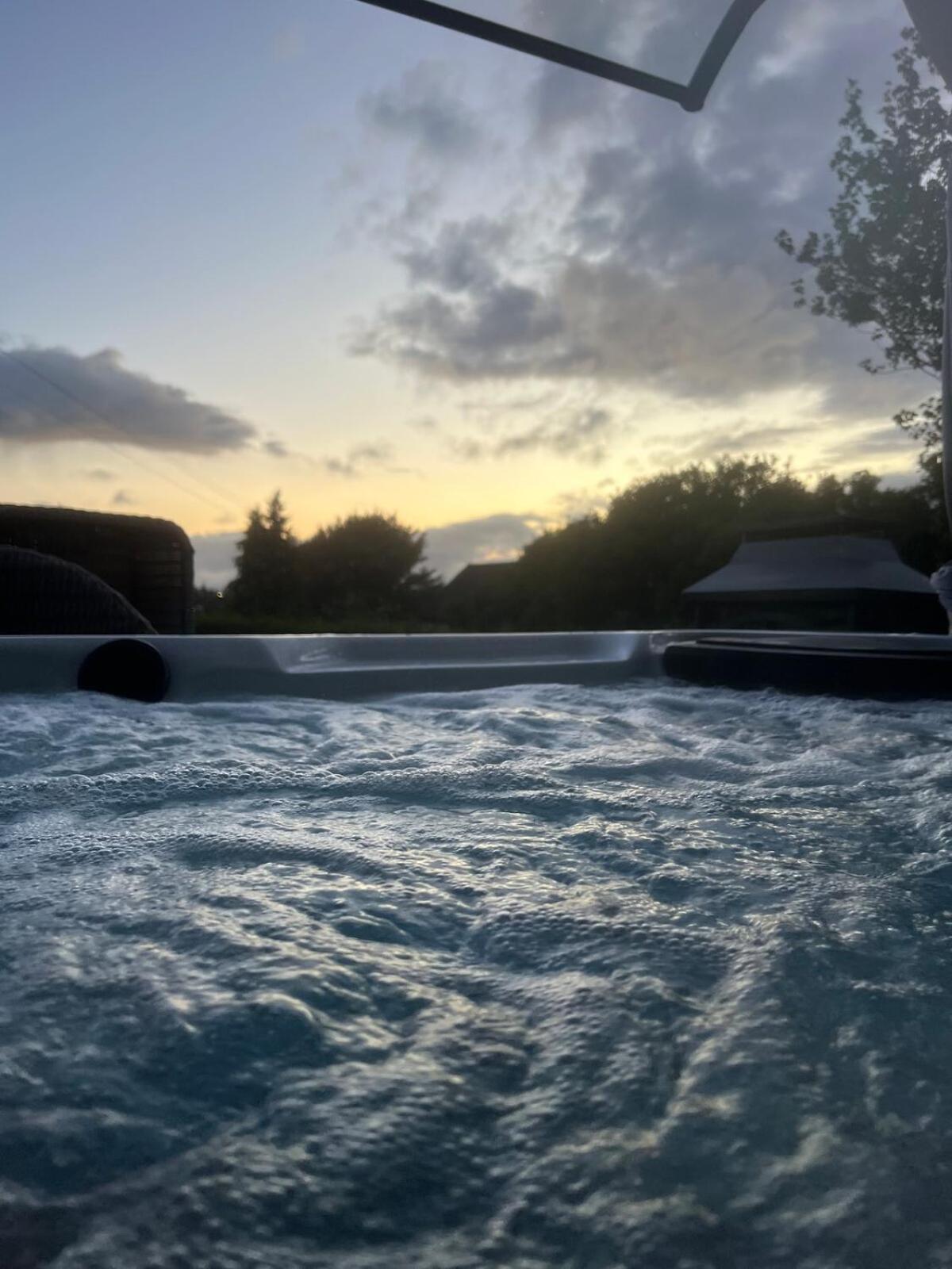 Sunset Retreat Cabin, Private Hot Tub with Mini Cinema Projector & Garden views