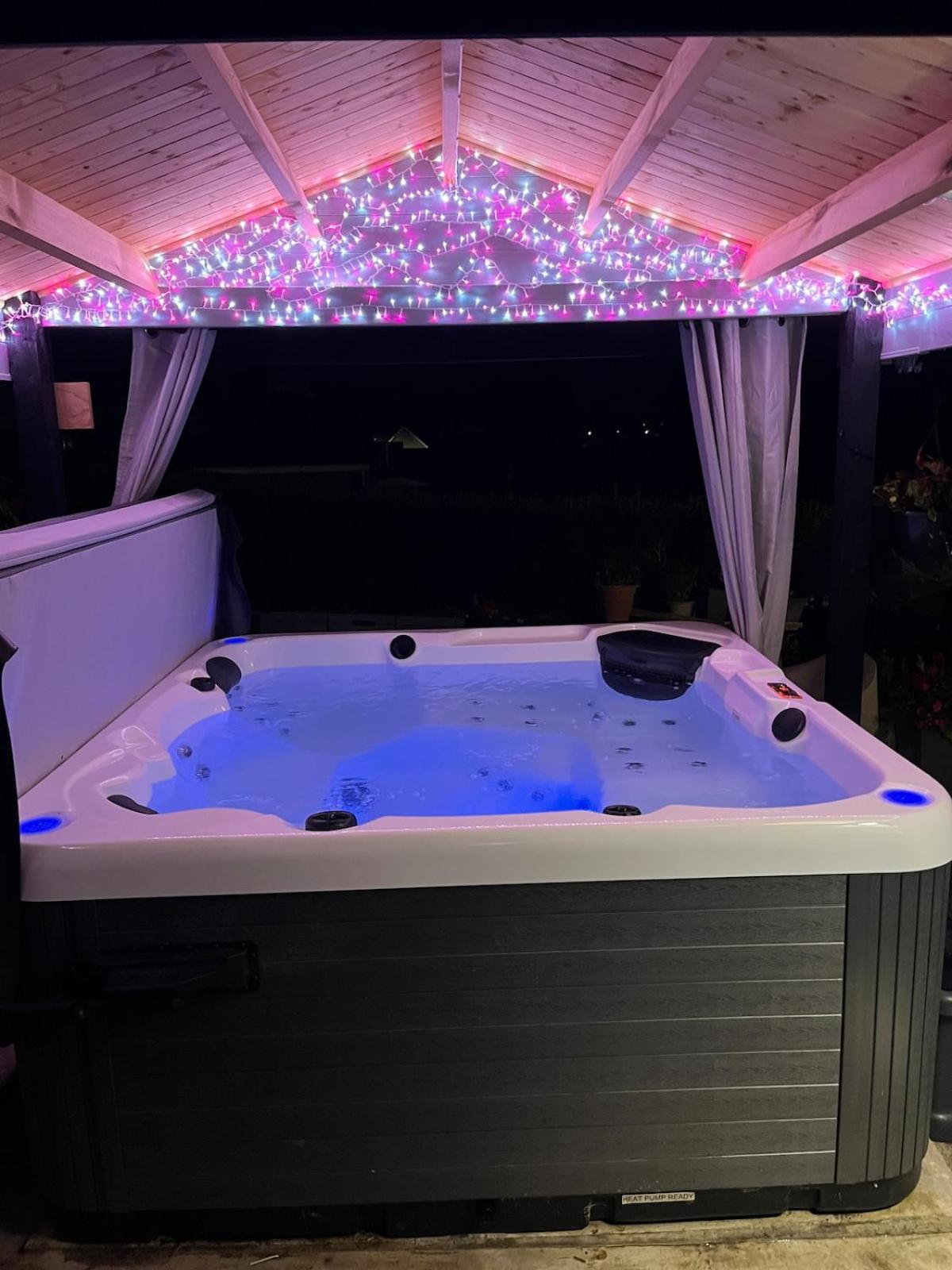 Sunset Retreat Cabin, Private Hot Tub with Mini Cinema Projector & Garden views