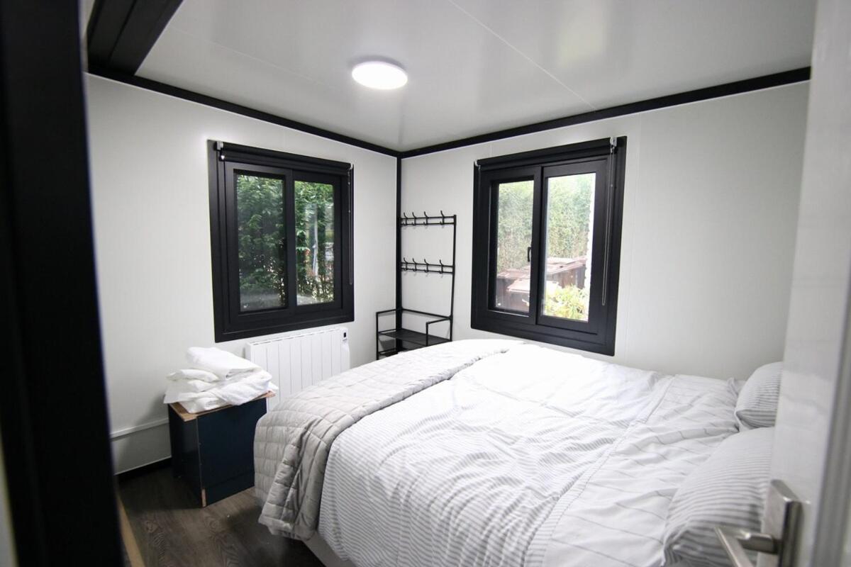 Sunset Retreat Cabin, Private Hot Tub with Mini Cinema Projector & Garden views