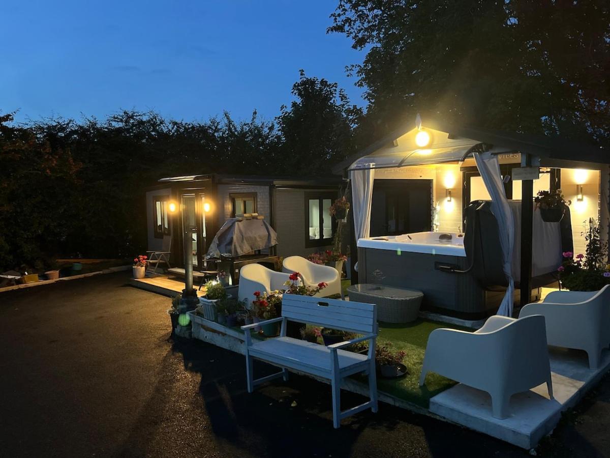 Sunset Retreat Cabin, Private Hot Tub with Mini Cinema Projector & Garden views
