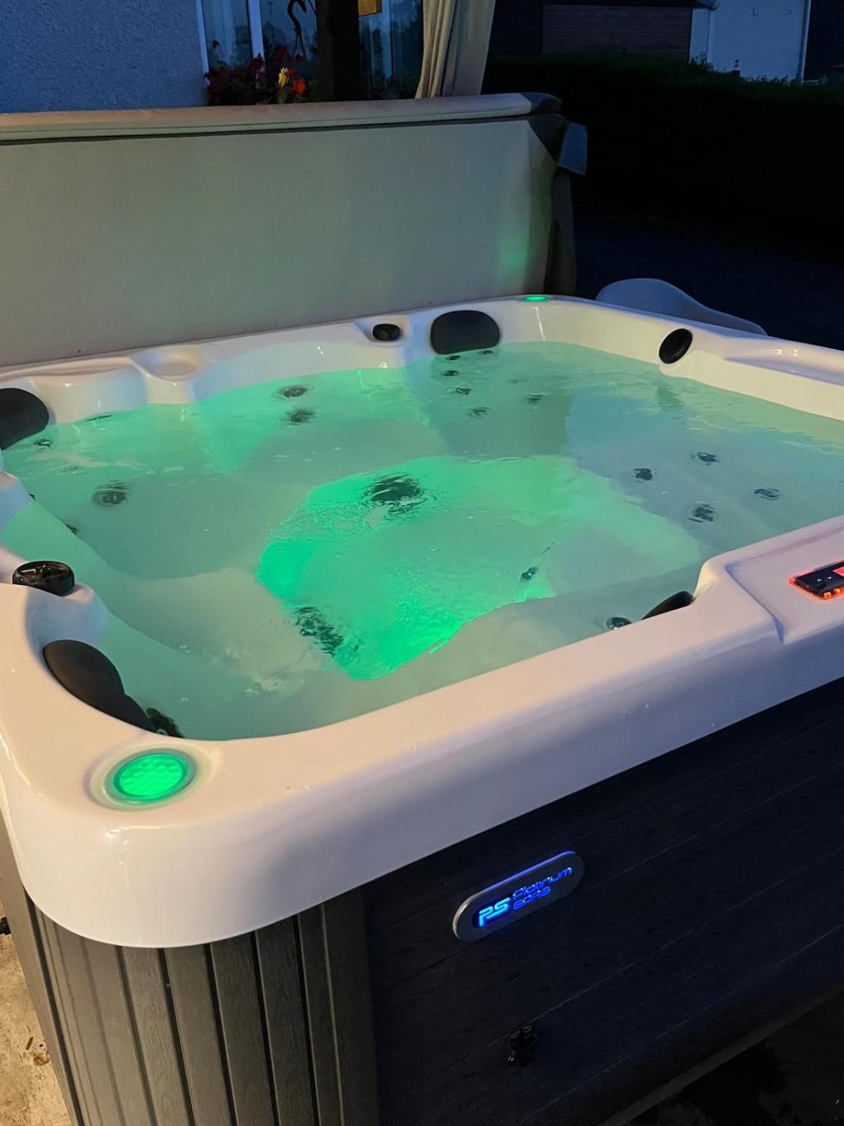 Sunset Retreat Cabin, Private Hot Tub with Mini Cinema Projector & Garden views