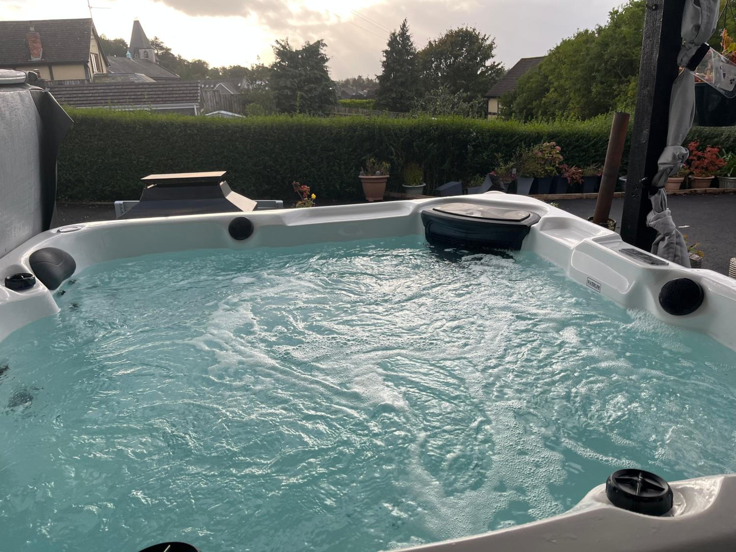 Sunset Retreat Cabin, Private Hot Tub with Mini Cinema Projector & Garden views